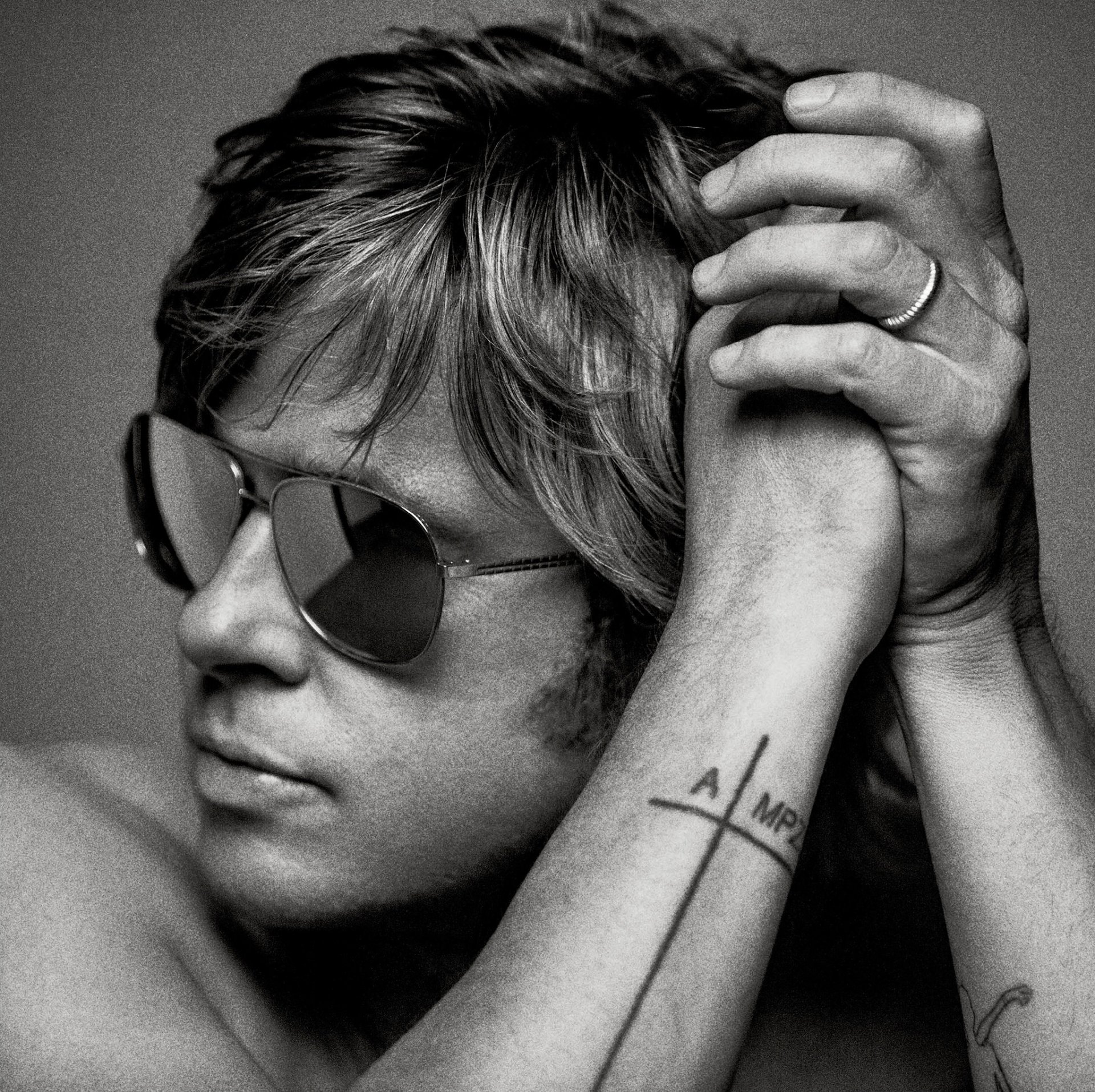 brad pitt acteur photo noir et blanc fermer lunettes mains tatouage