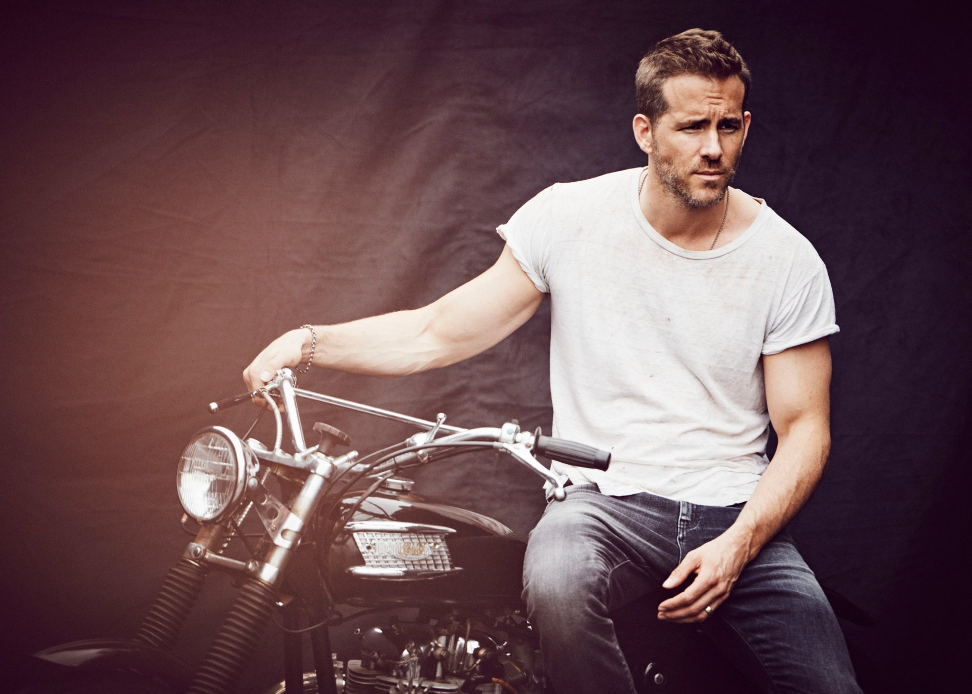 ryan reynolds actor t-shirt jeans bike background photoshoot magazine instyle 2015 matthew brooke