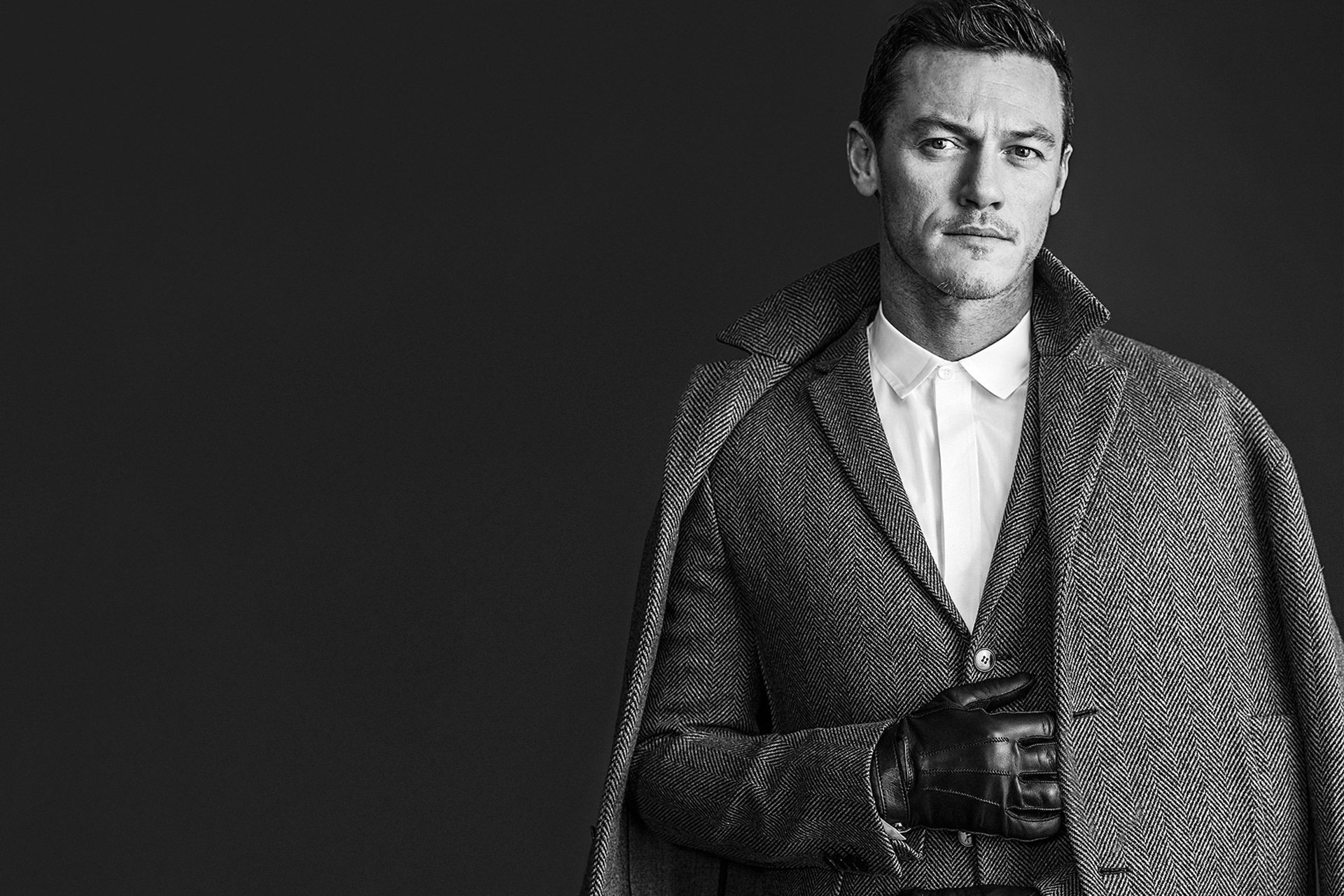 luke evans actor coat jacket glove photo black and white background magazine wwd rodolfo martinez