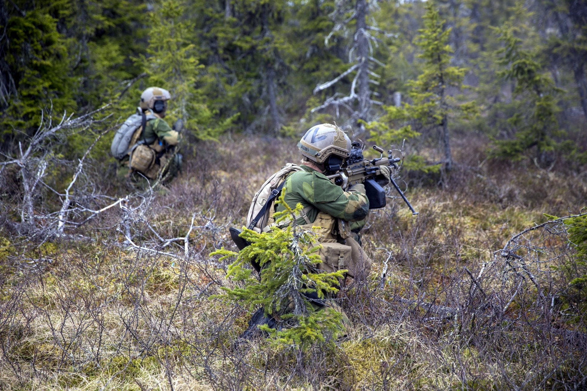 norwegian army men weapon