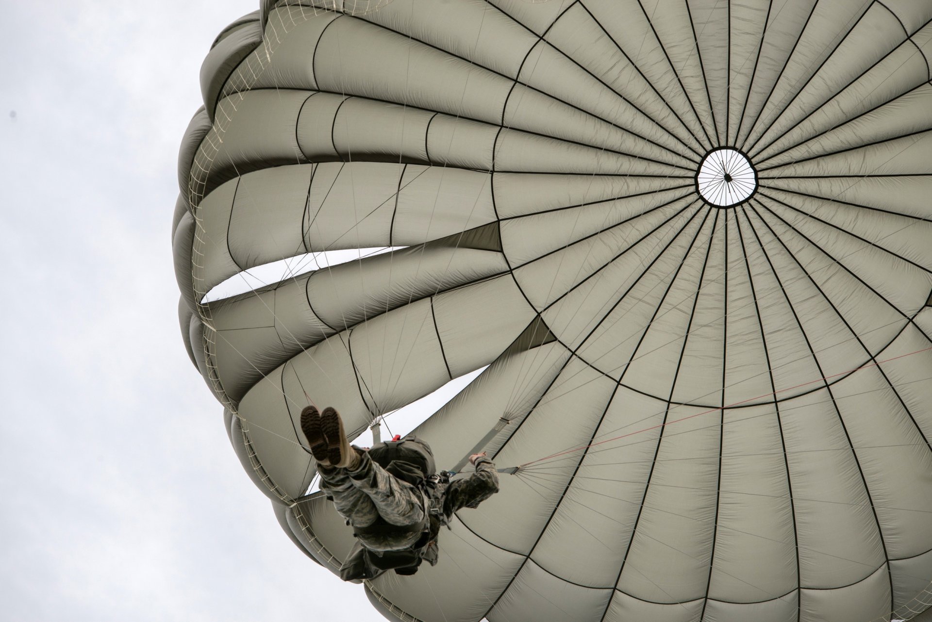 parachutist men the army