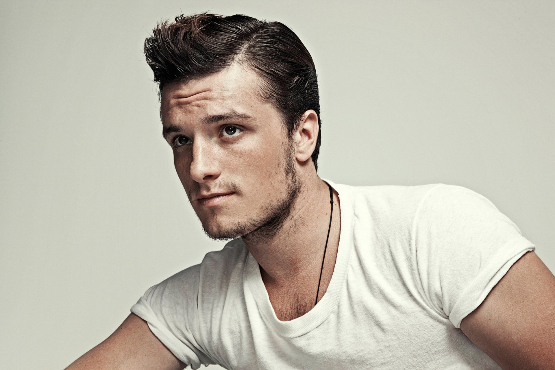 josh hutcherson aktor portret fryzura t-shirt tło magazyn z fotograf nino muñoz