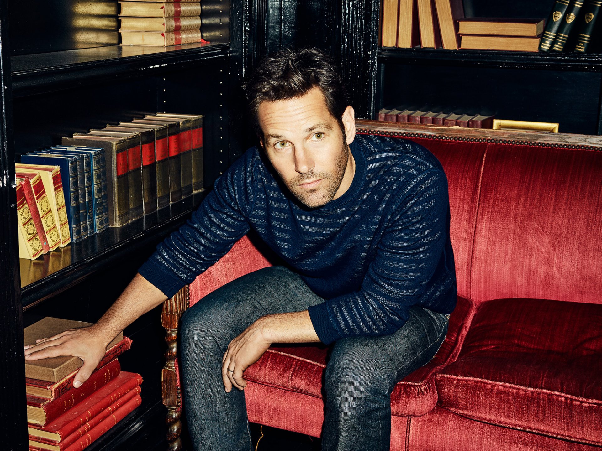 paul rudd actor jersey jeans sofá libros sesión de fotos revista the hollywood reporter thr 2015 fotógrafo meredith jenks