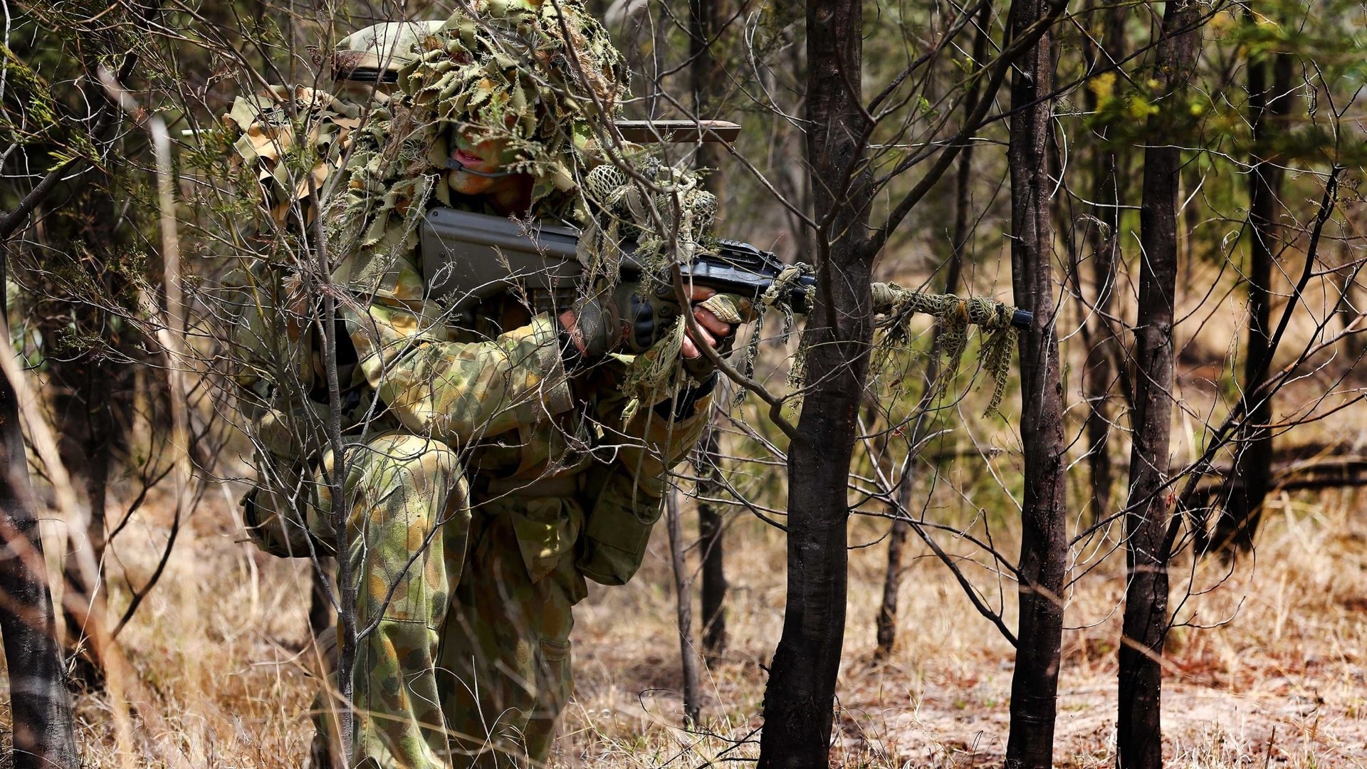 żołnierz snajper armii australijskiej kamuflaż las