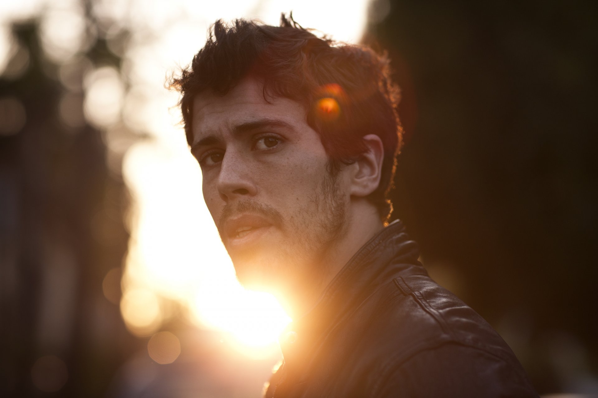 toby kebbell schauspieler blendung augen bart fokus