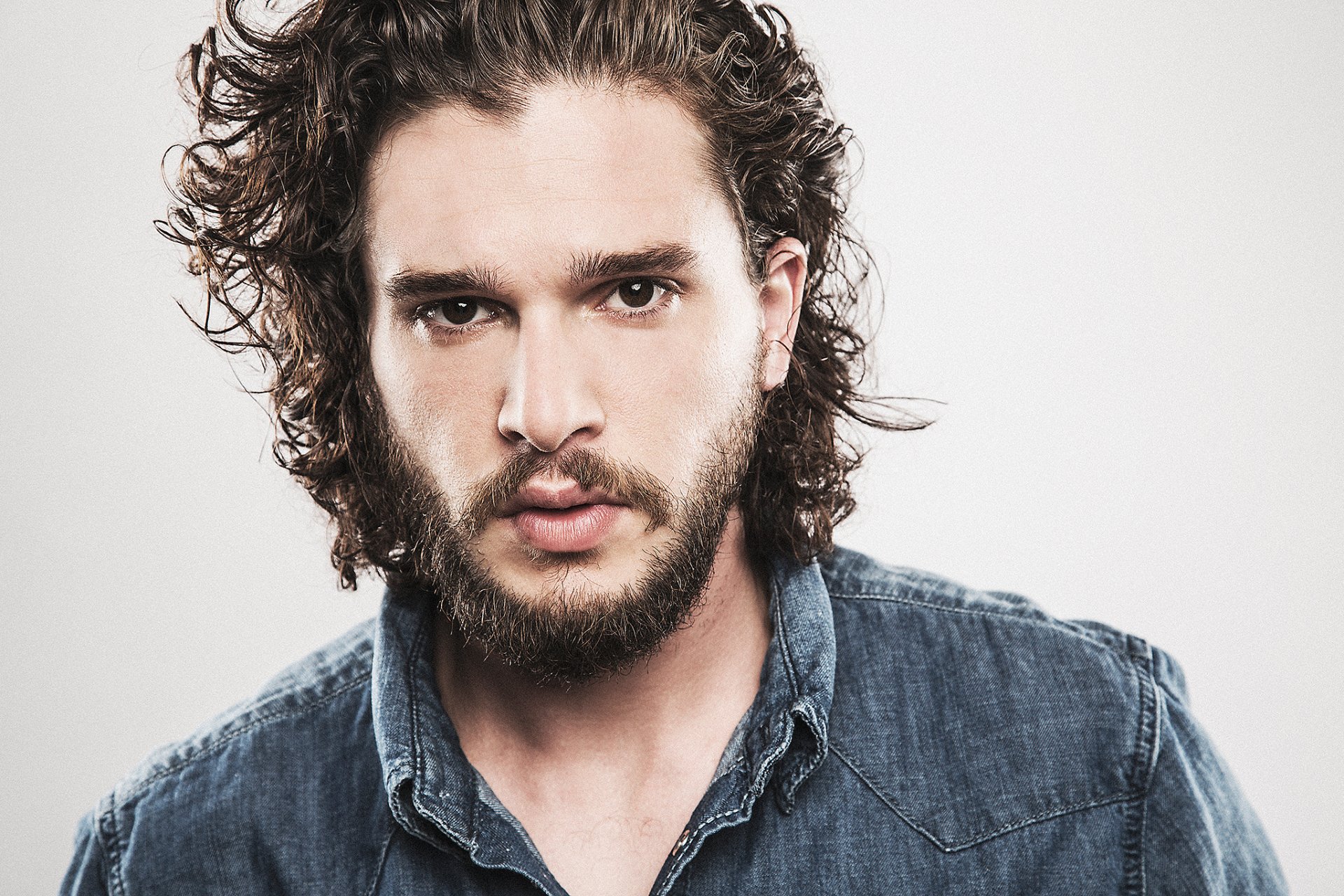 kit harington zestaw harrington aktor portret spojrzenie twarz broda koszula tło zbliżenie sesja zdjęciowa françois berthier 2015 paryż