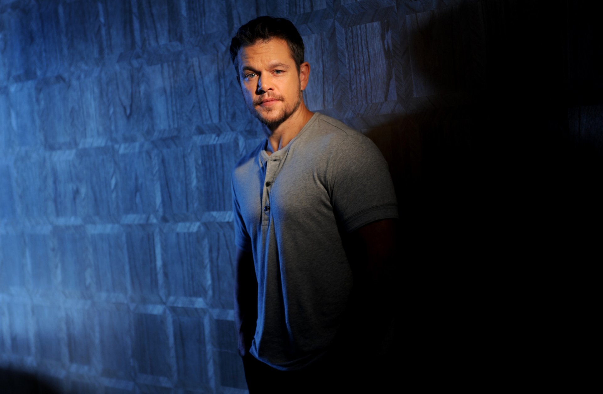 matt damon actor t-shirt photoshoot twilight lighting shadow wally skalij los angeles times la times 2015