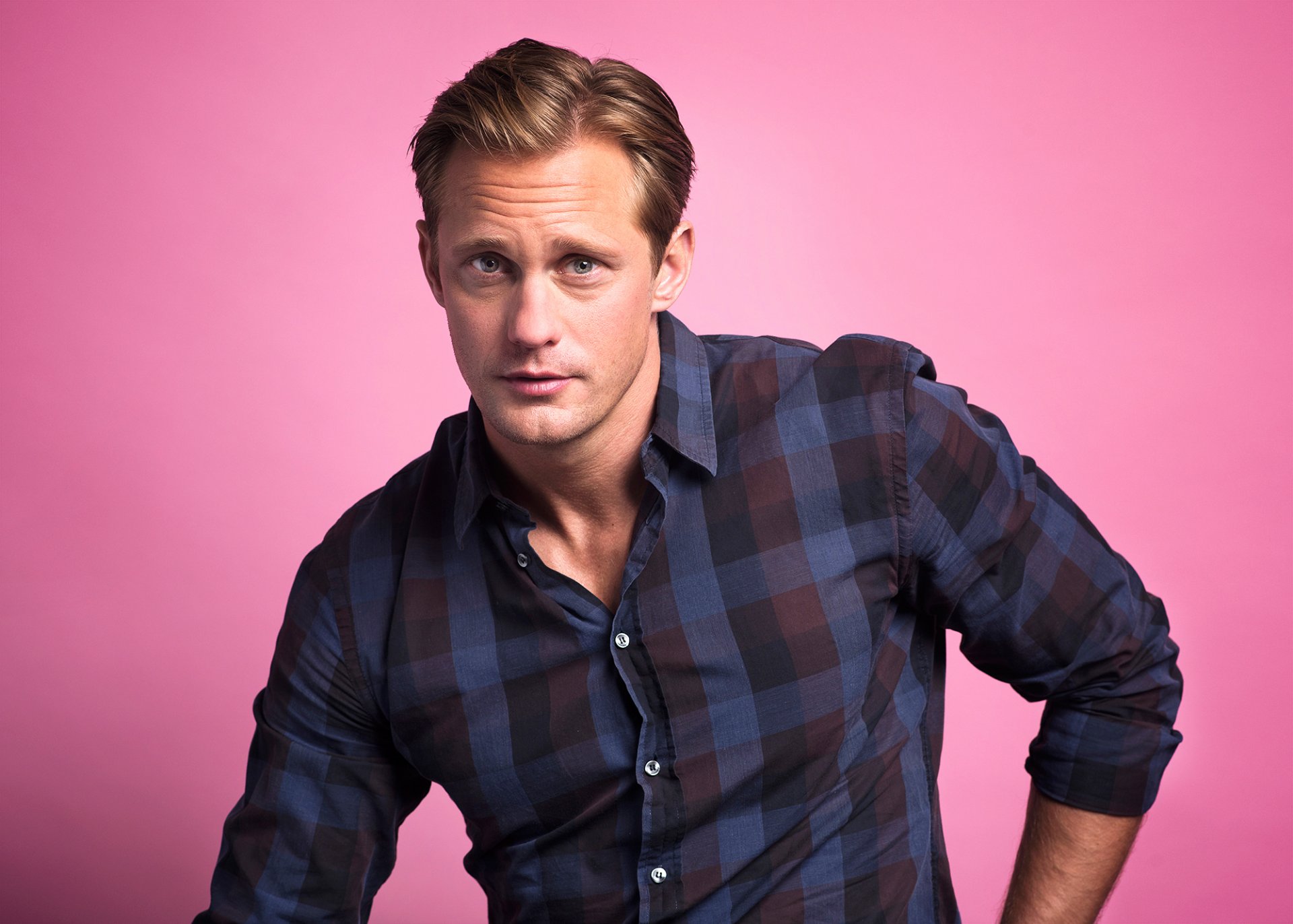 alexander skarsgård attore sfondo camicia fotografo john premosch per il sito buzzfeed