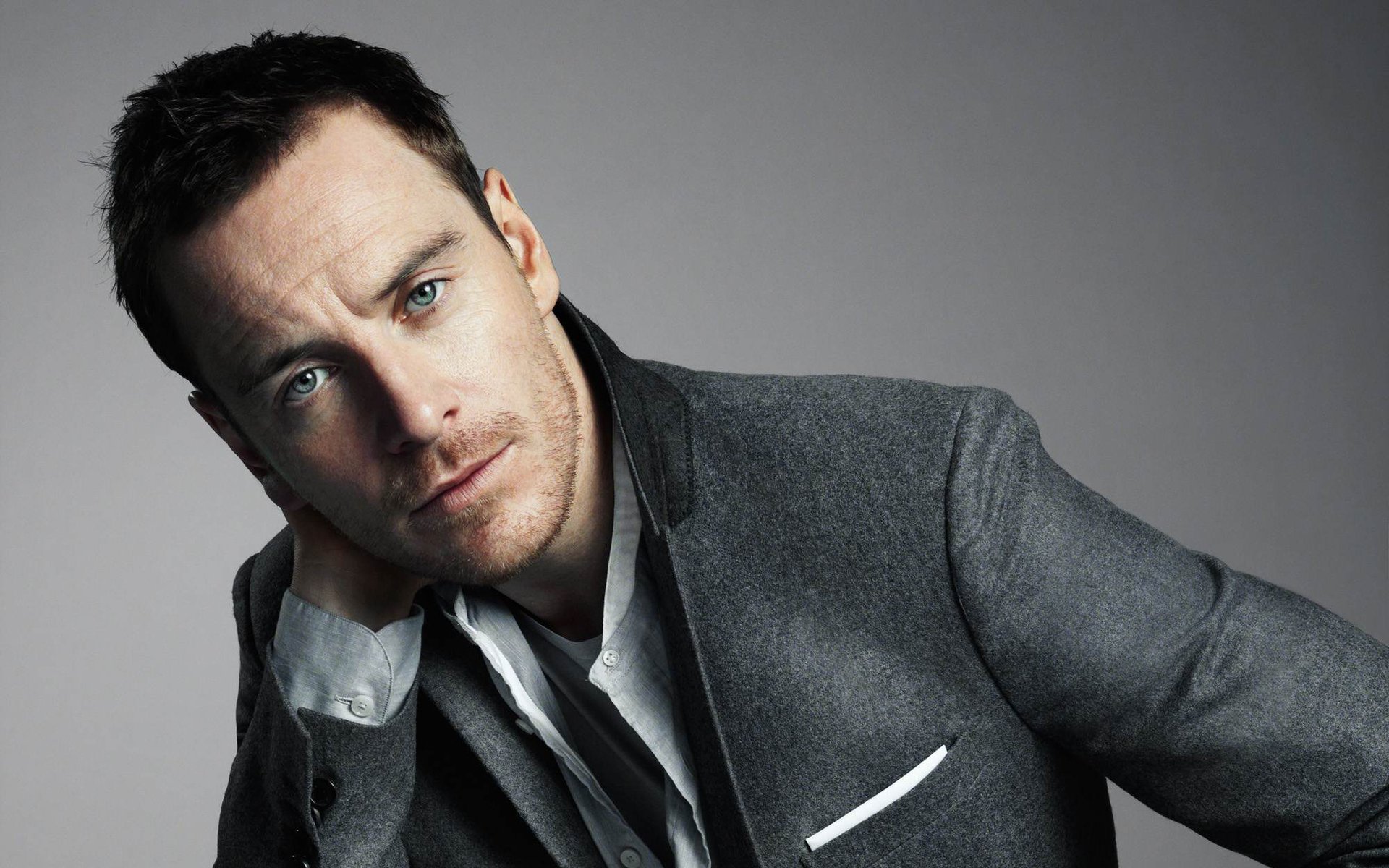 michael fassbender aktor kostium zarost wygląd