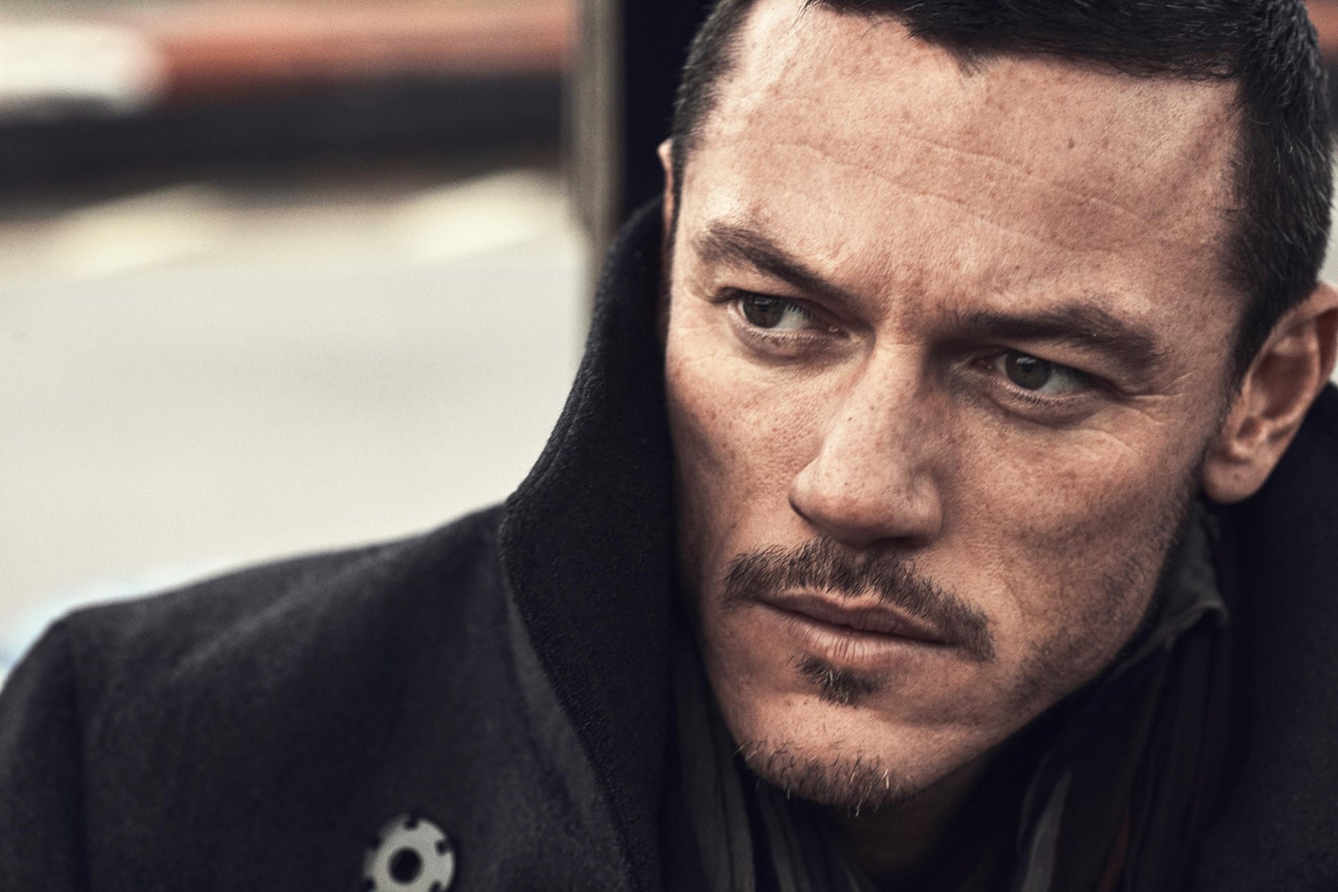 luke evans mężczyzna piegi płaszcz