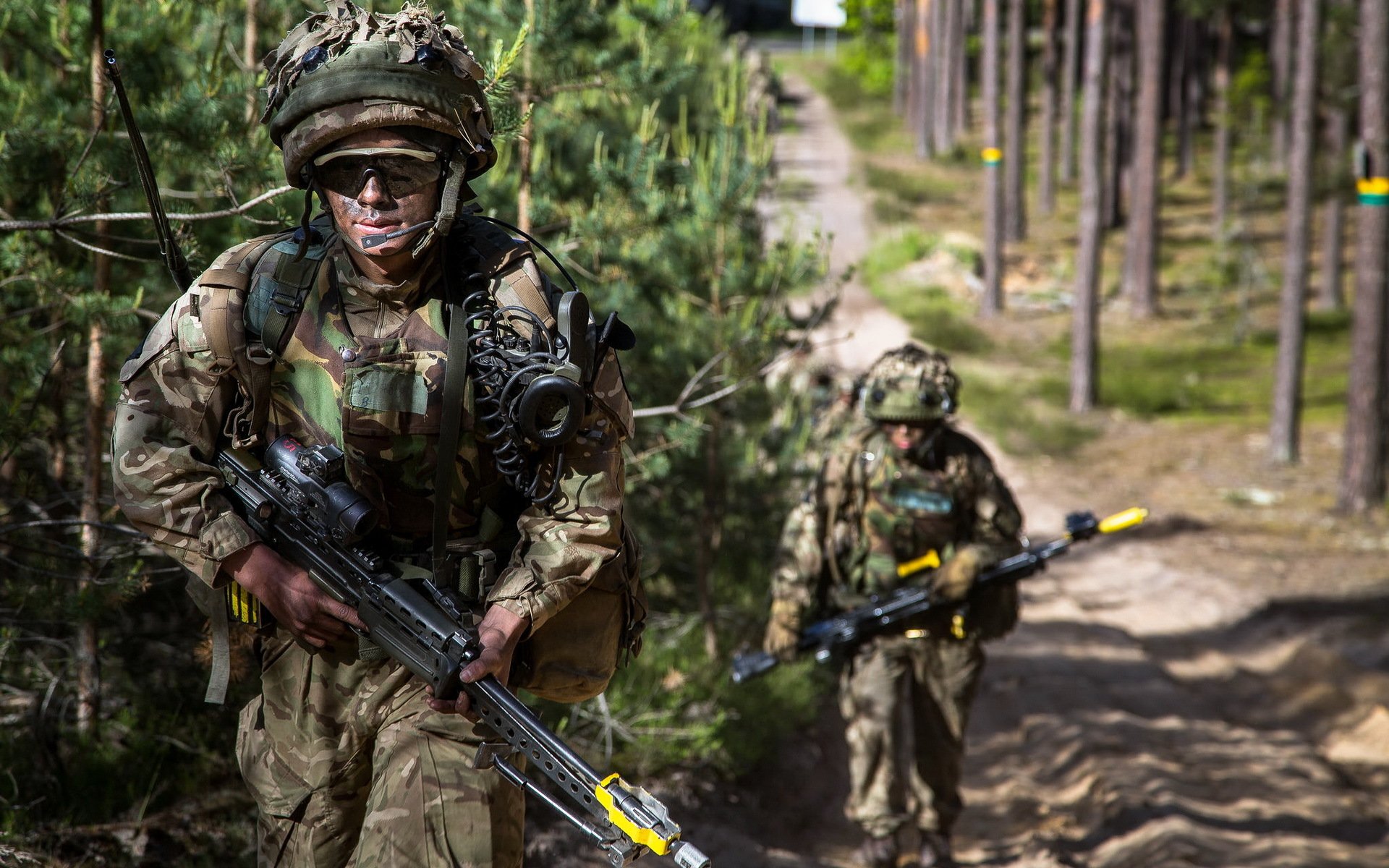 royal gurkha karabiny żołnierze broń