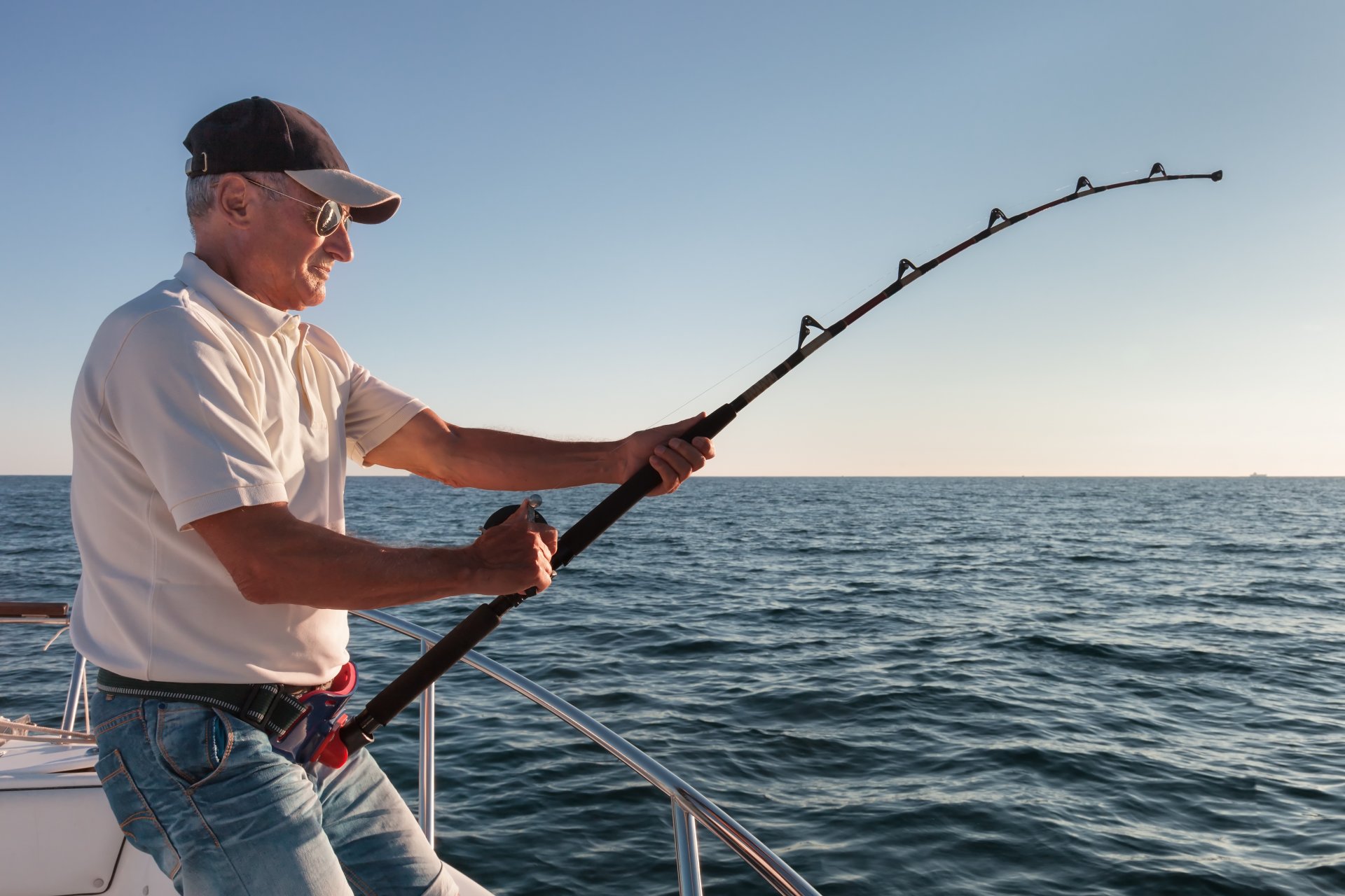 pêche en haute mer homme lutte force bateau