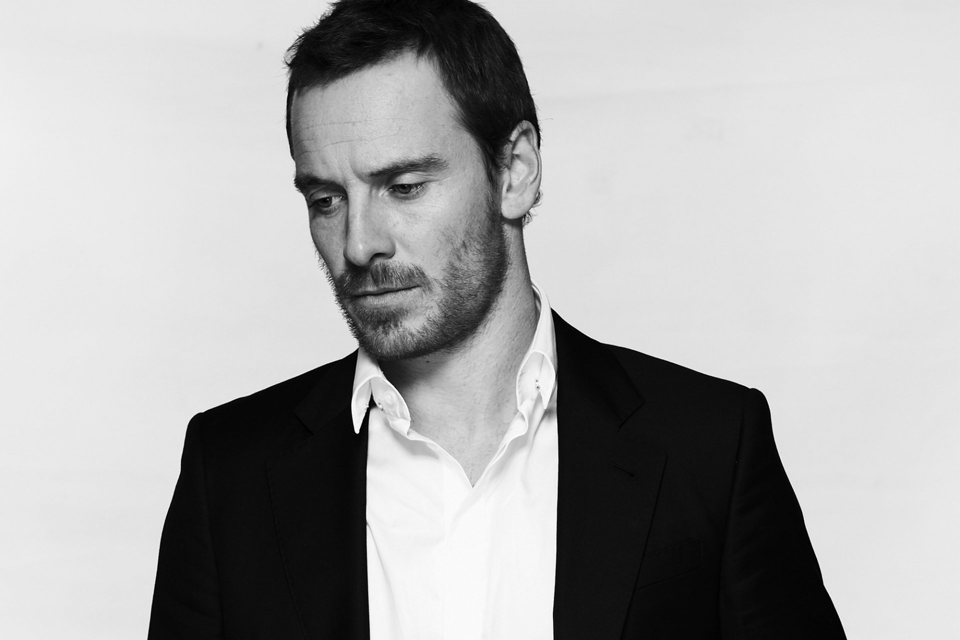 michael fassbender aktor kurtka zdjęcie czarno-białe magazyn imperium charlie gray