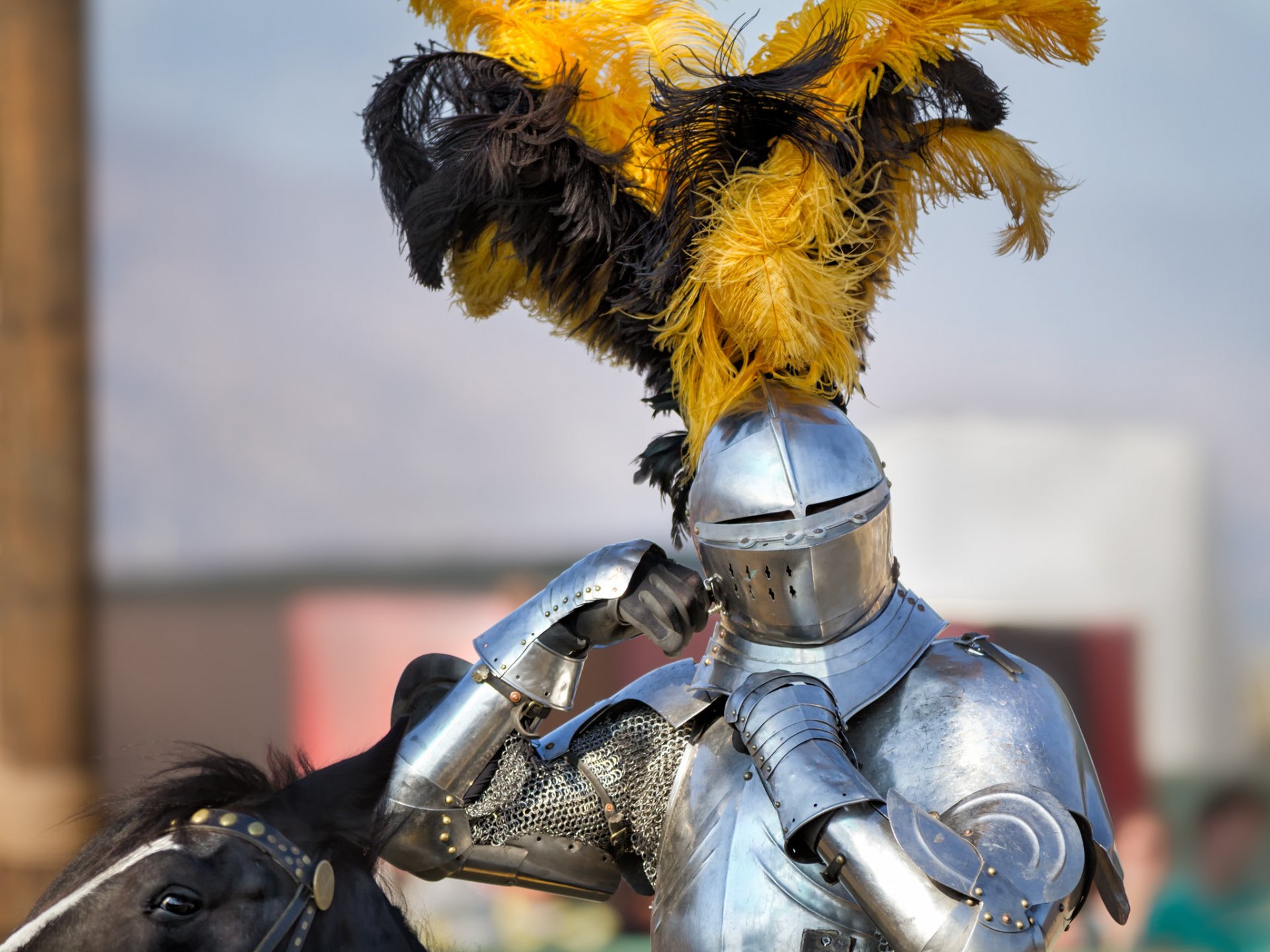 ritter rüstung metall helm federn