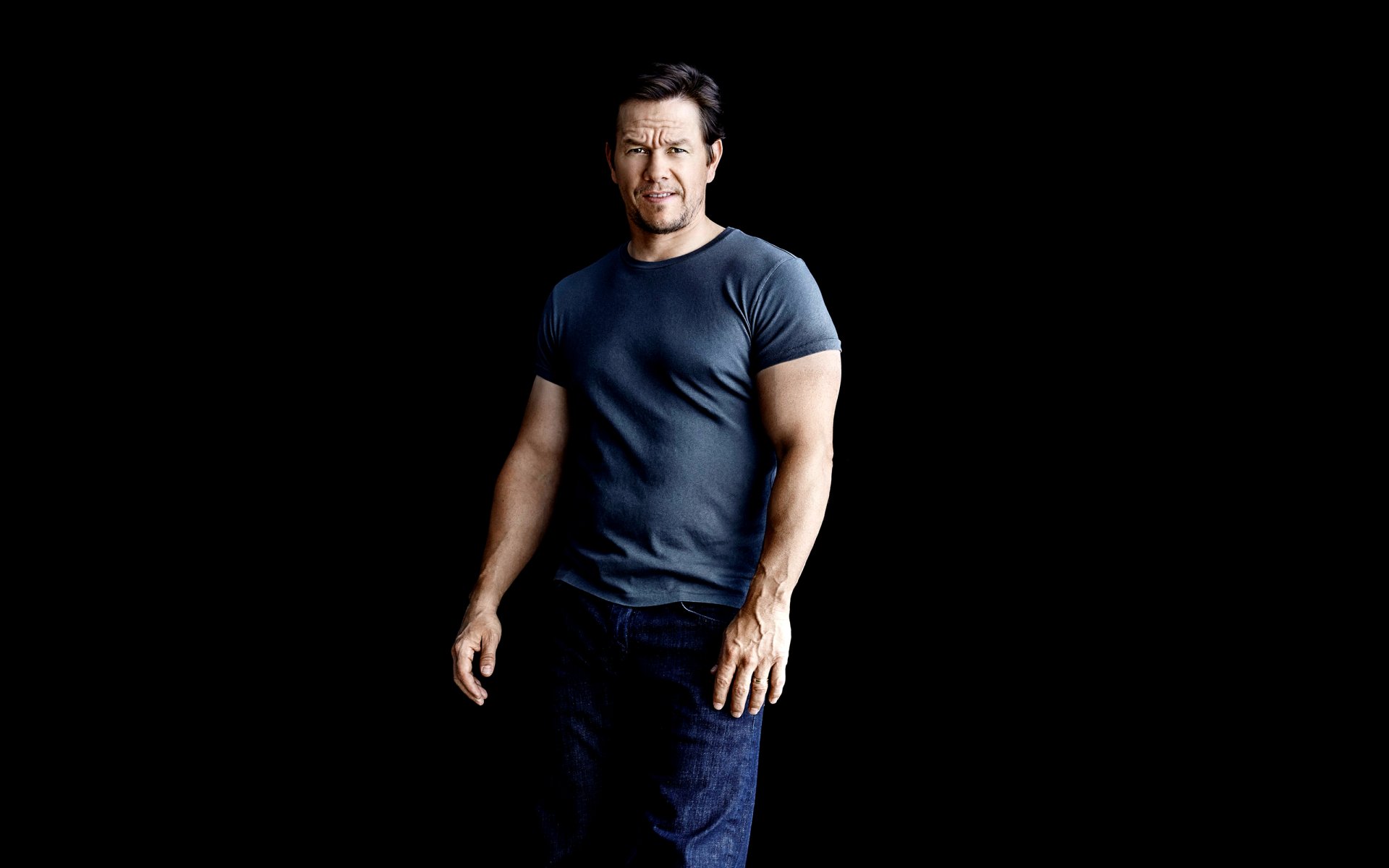 mark wahlberg acteur jeans t-shirt fond noir photographe patrick giardino magazine mens health