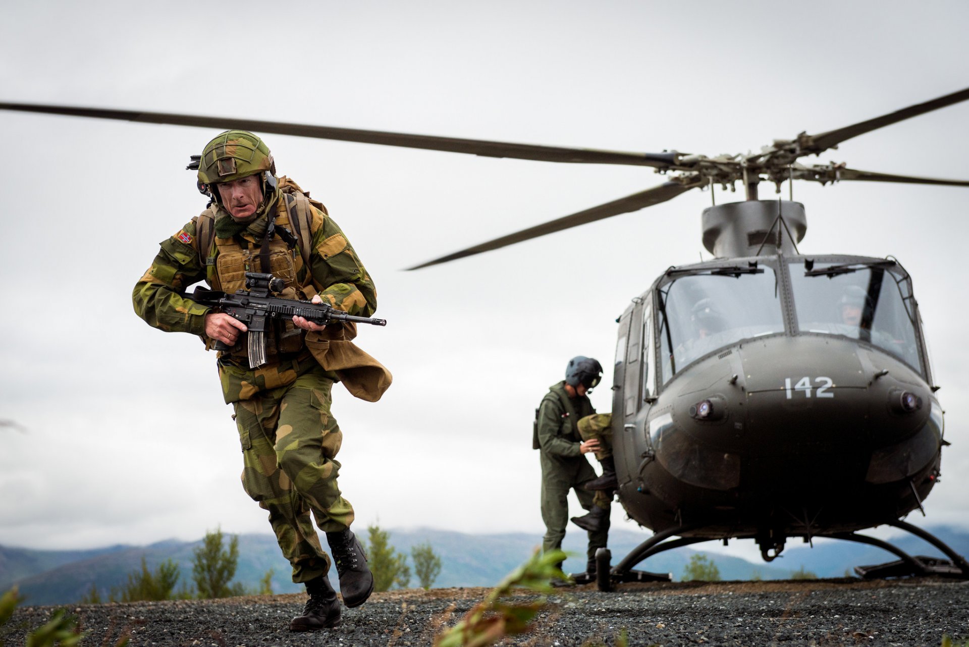 armia norweska żołnierz broń