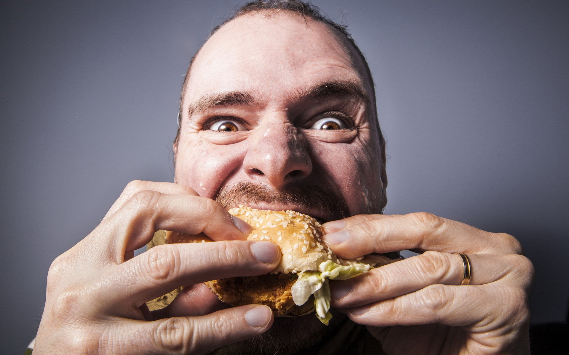 la comida el hombre se encendió