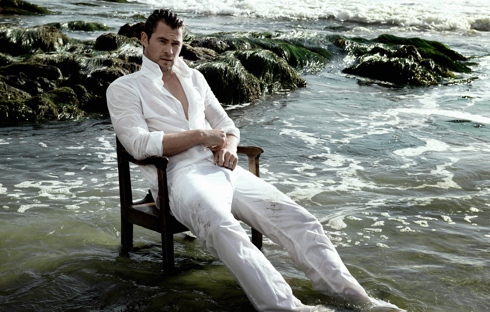 chris hemsworth actor sentado en una silla en el agua mojado en blanco traje descansando mar costa fotógrafo yu tsai revista flaunt