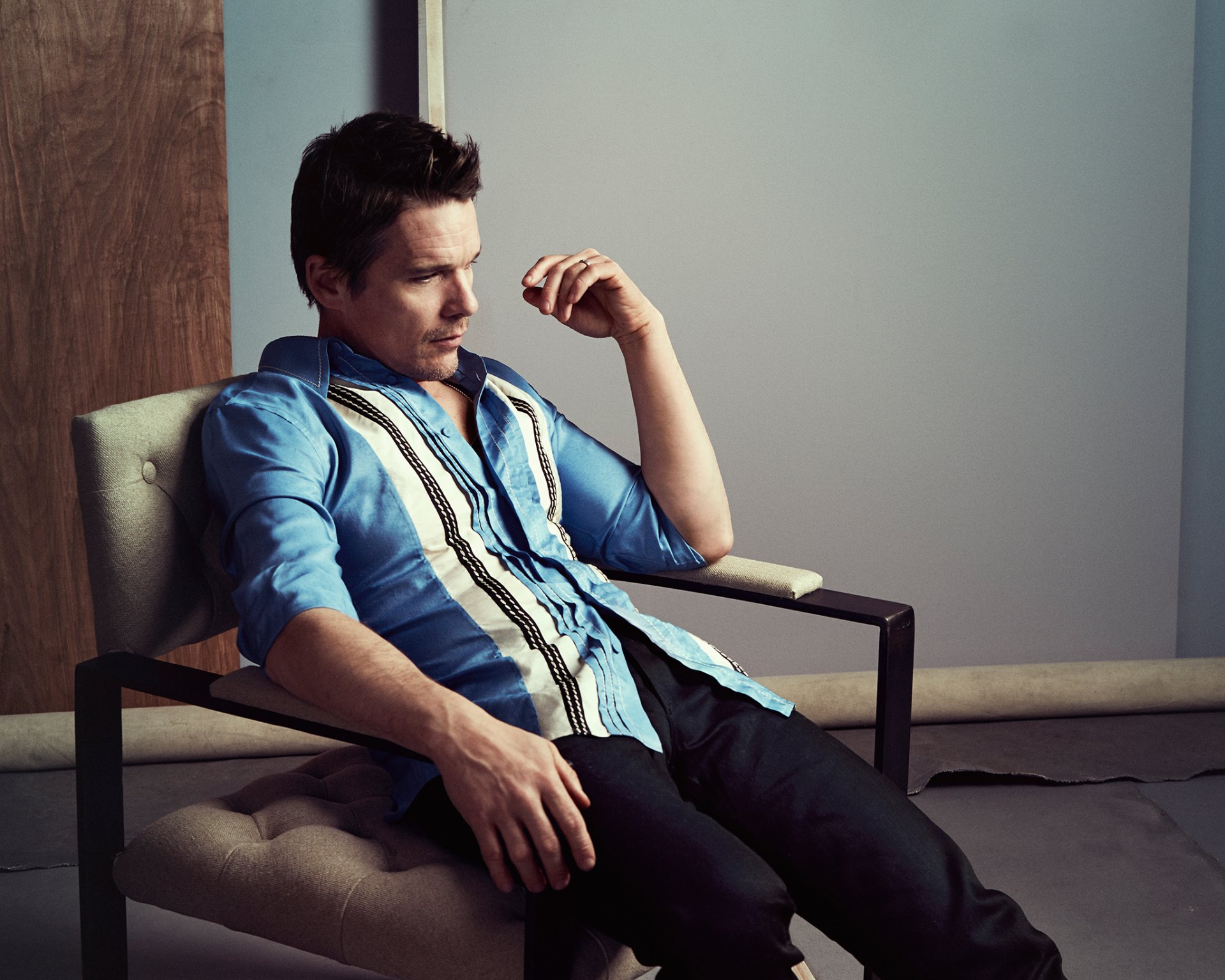 ethan hawke ethan hawke actor camisa pantalones silla sesión de fotos estilo de california fotógrafo mark abrahams 2015