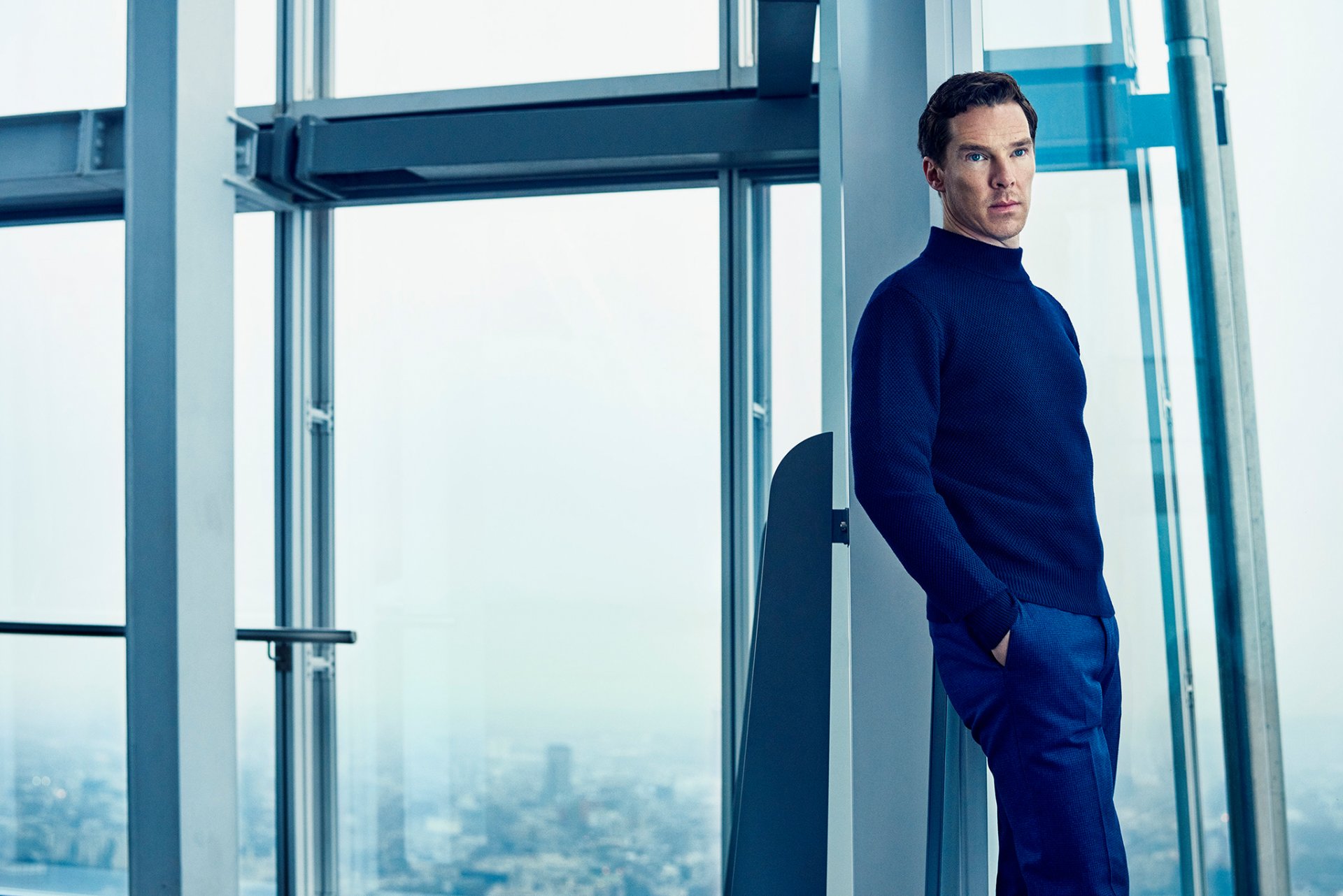 benedict cumberbatch fotoshooting pullover hose gebäude fenster höhe fotograf tomo brejc jaguar