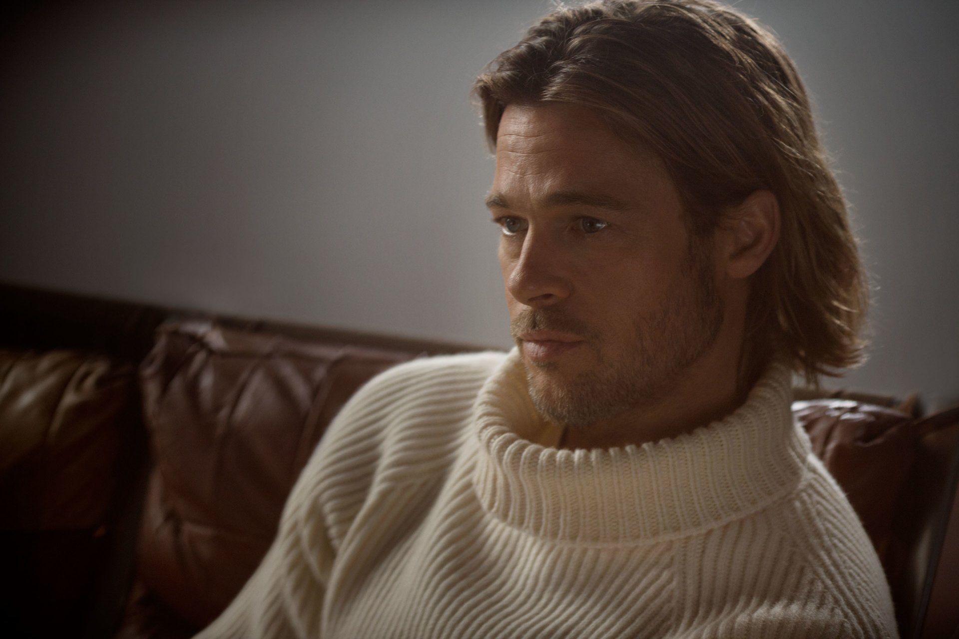 brad pitt brad pitt schauspieler blond pullover sofa