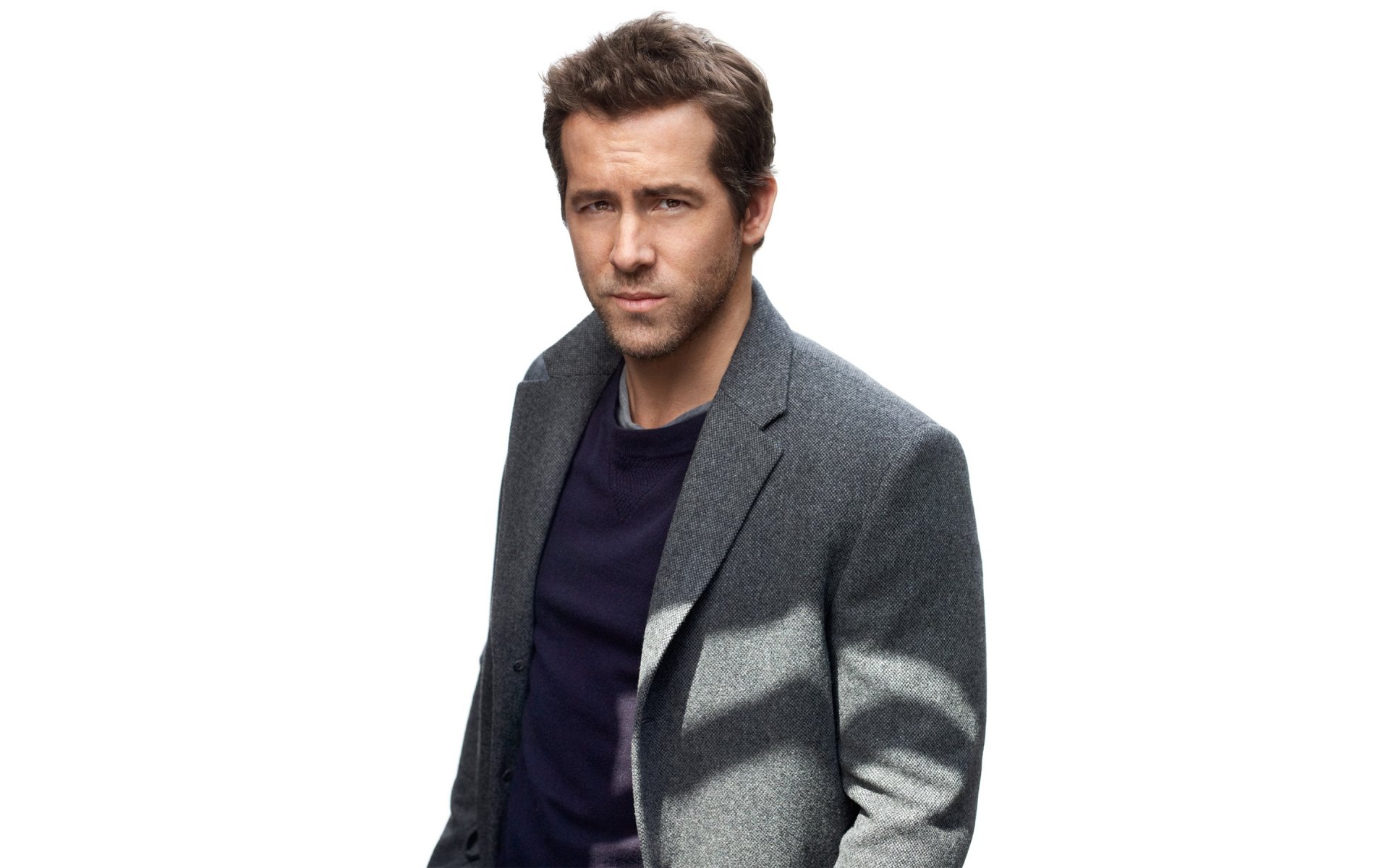 ryan reynolds actor chaqueta fondo blanco sesión de fotos mark seliger revista detalles