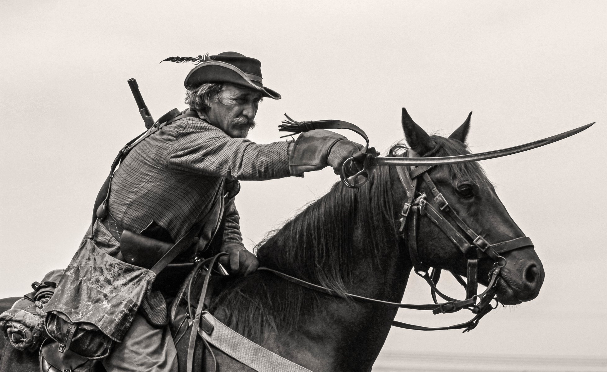 cavaliere uomo cavallo sciabola attacco