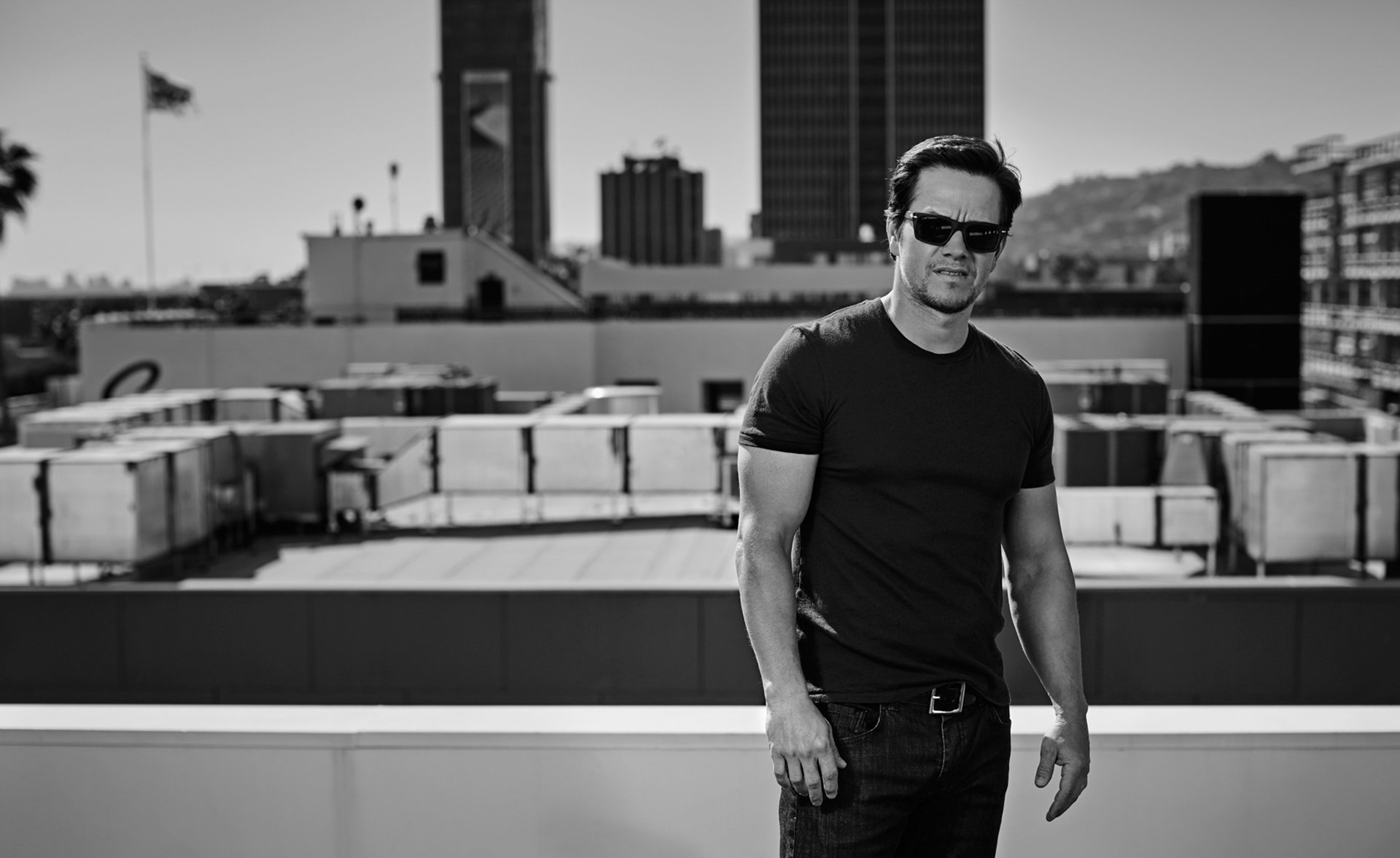 mark wahlberg acteur lunettes jeans t-shirt toit noir et blanc patrick giardino magazine mens health