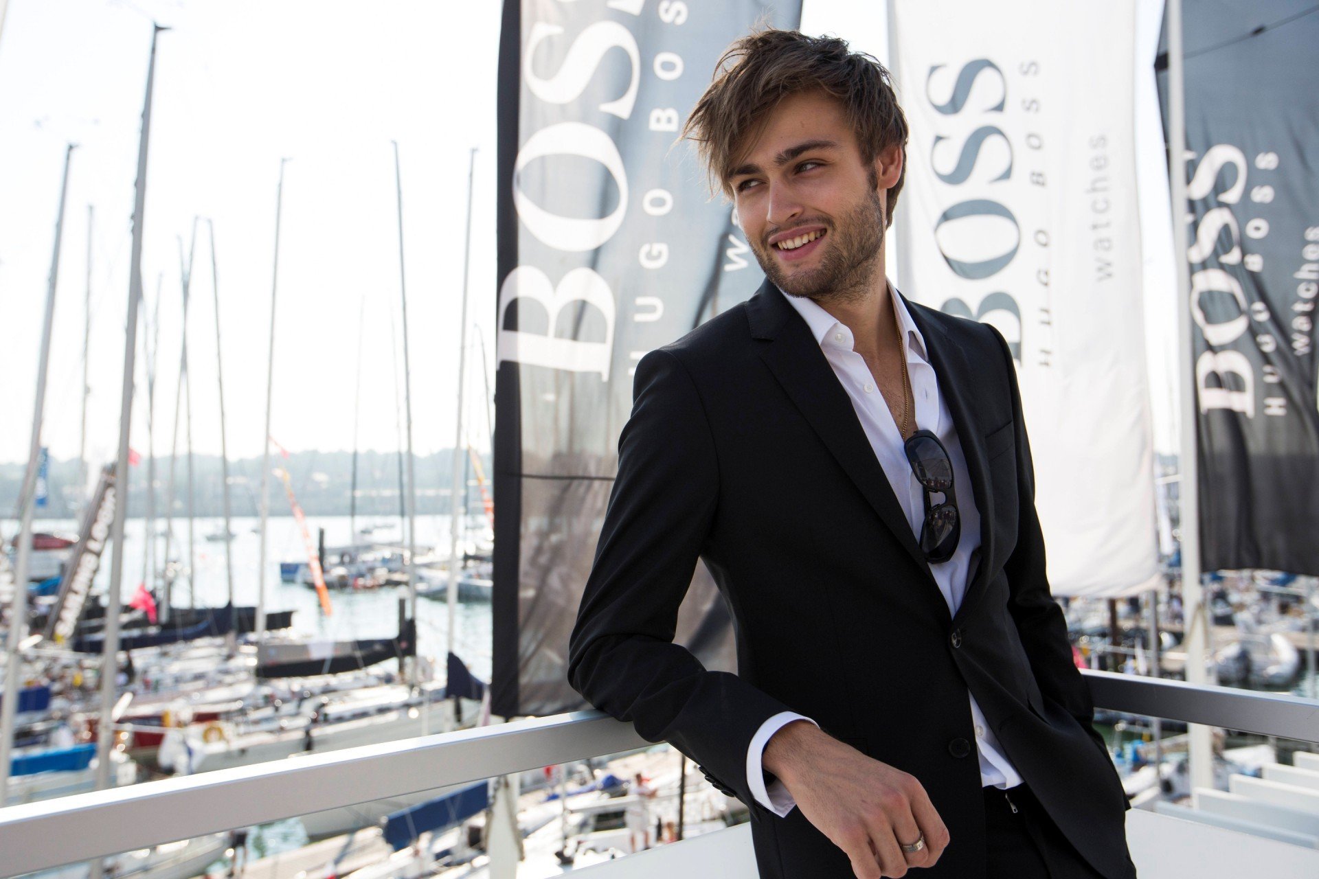 douglas booth aktor kurtka hugo bo