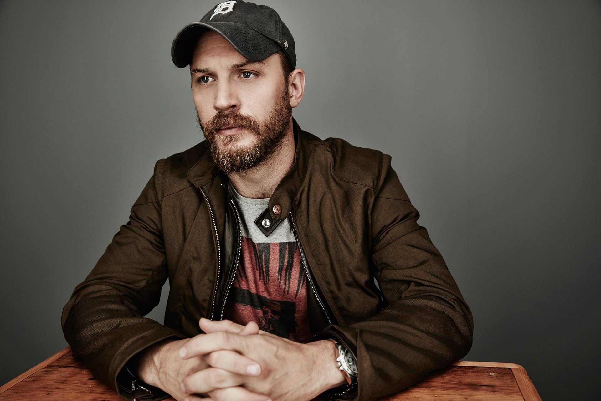 tom hardy actor gorra chaqueta barba fondo foto maarten de boer