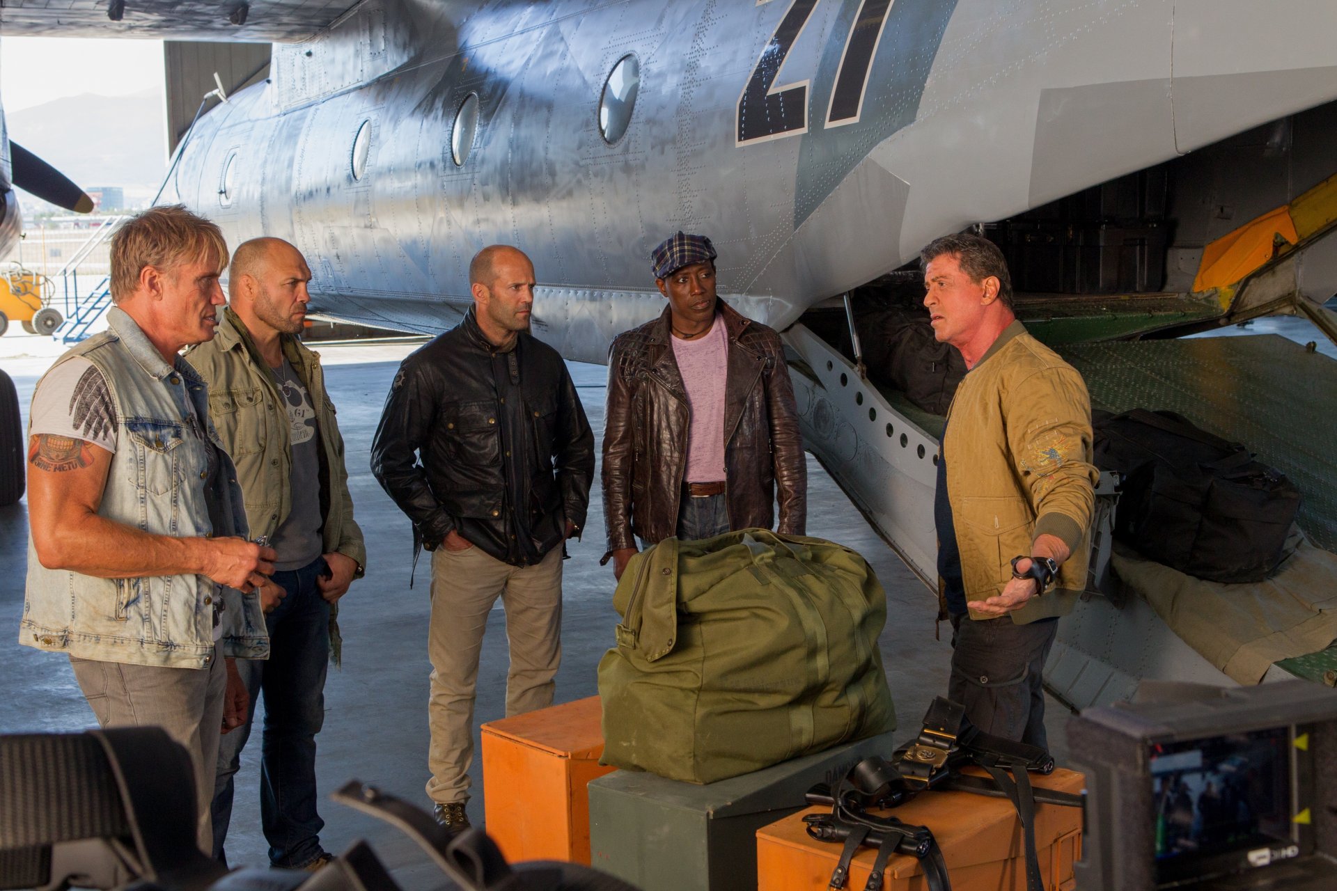 expendables 3 barney ross sylvester stallone jason statham jason statham wesley snipes randy couture dolph lundgren maschinengewehrmann jensen mautstraße dock lee weihnachten gepäck flugzeug