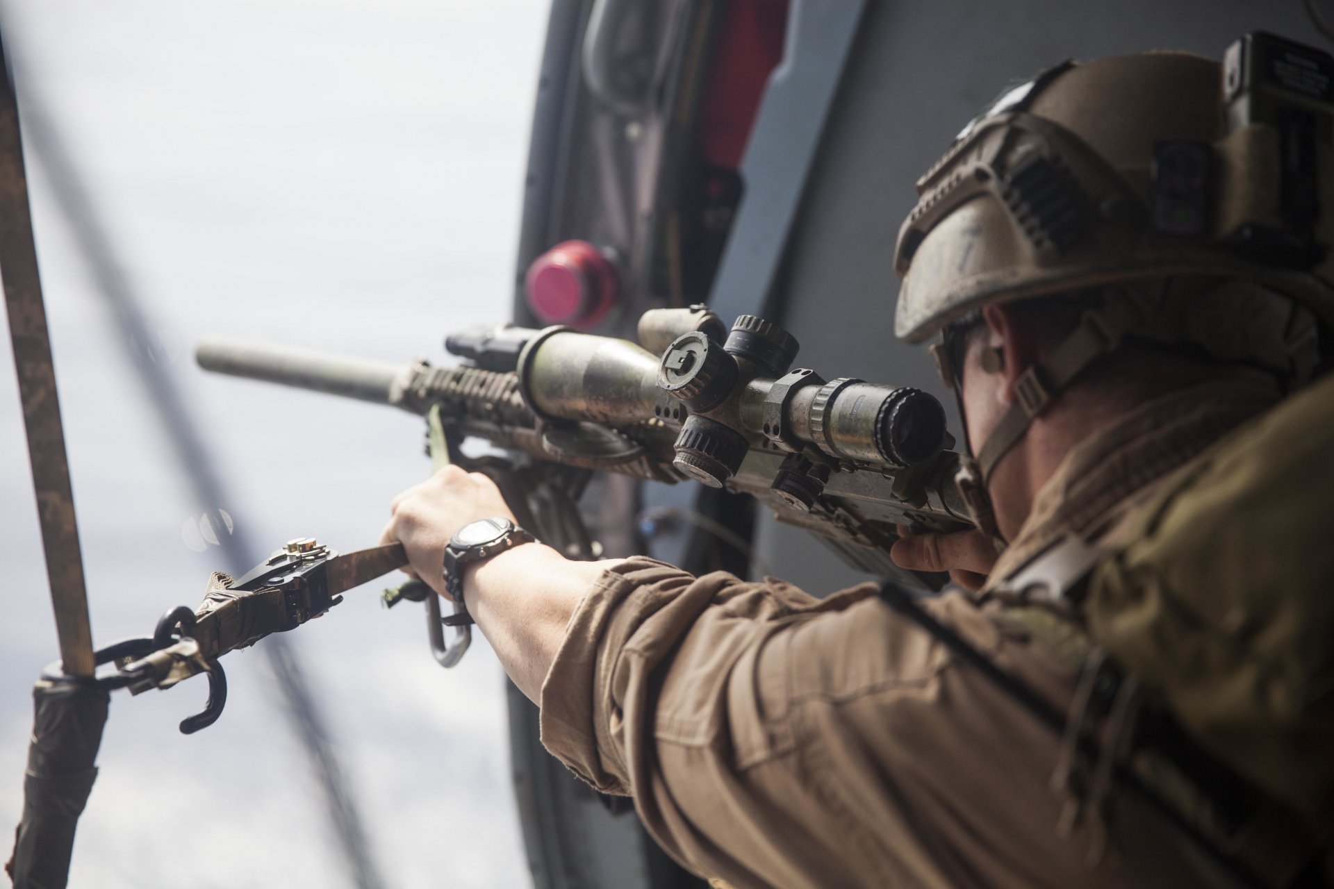 soldat casque fusil de sniper optique