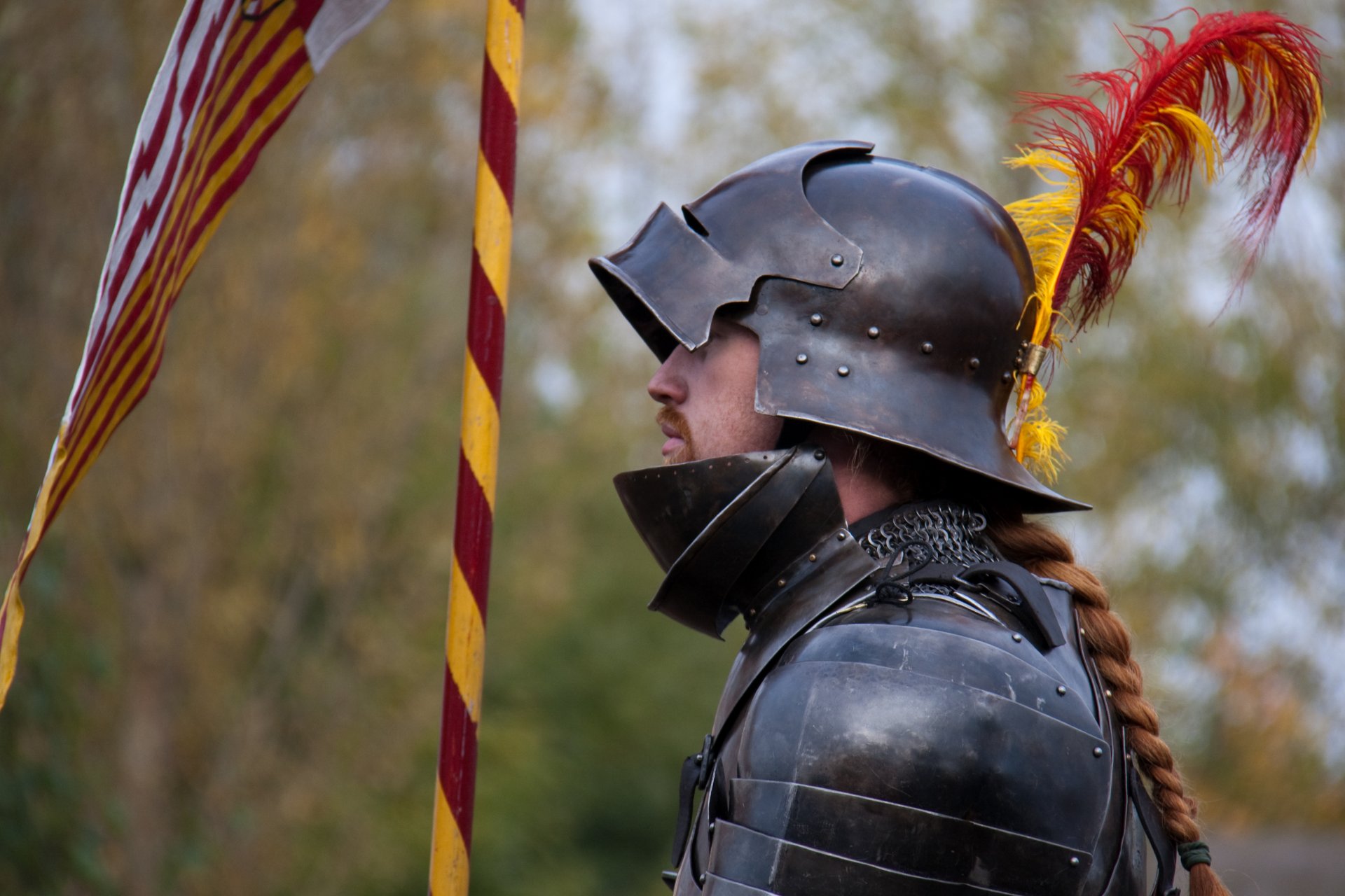 chevalier armure métal casque plumes