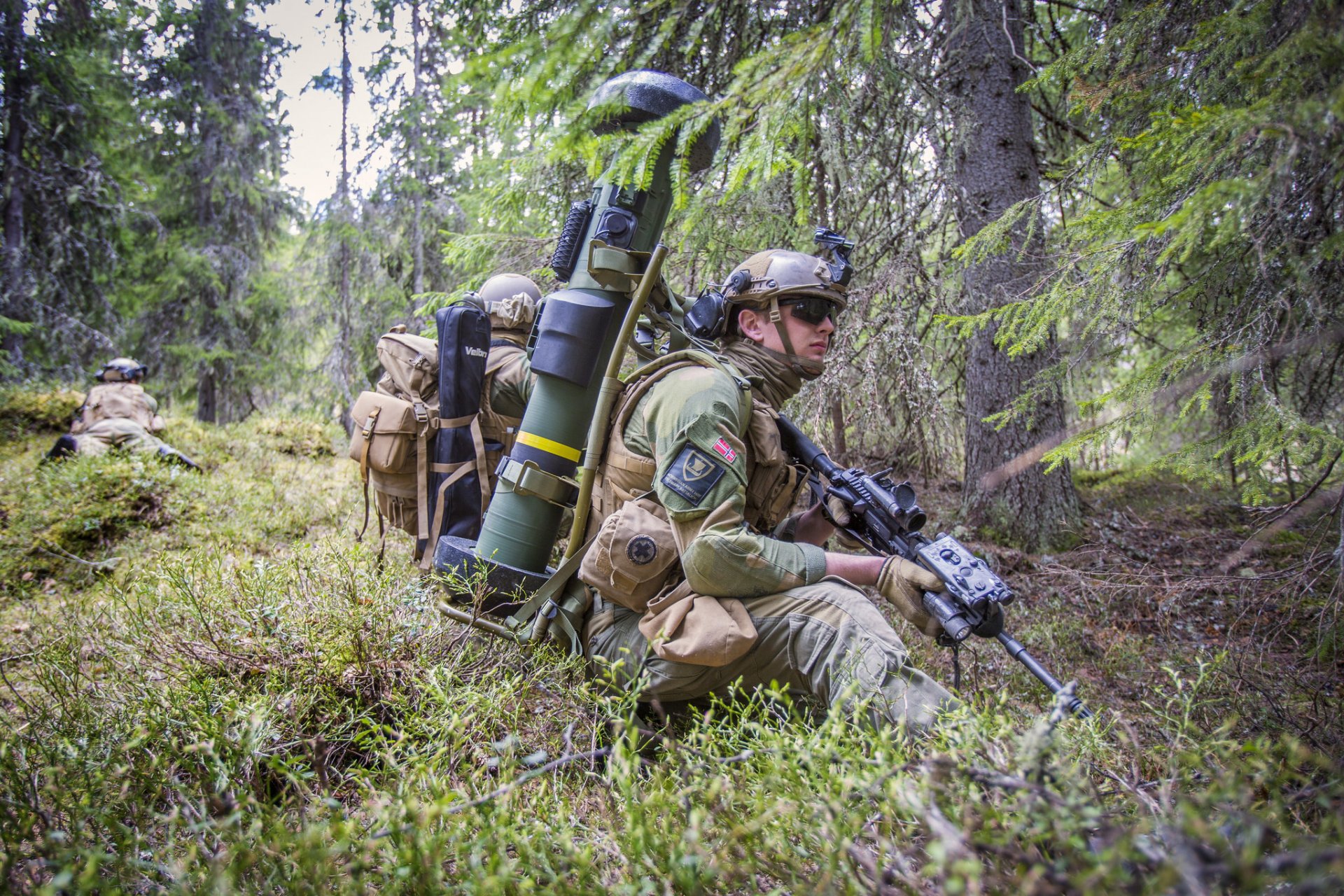 norwegian army men weapon