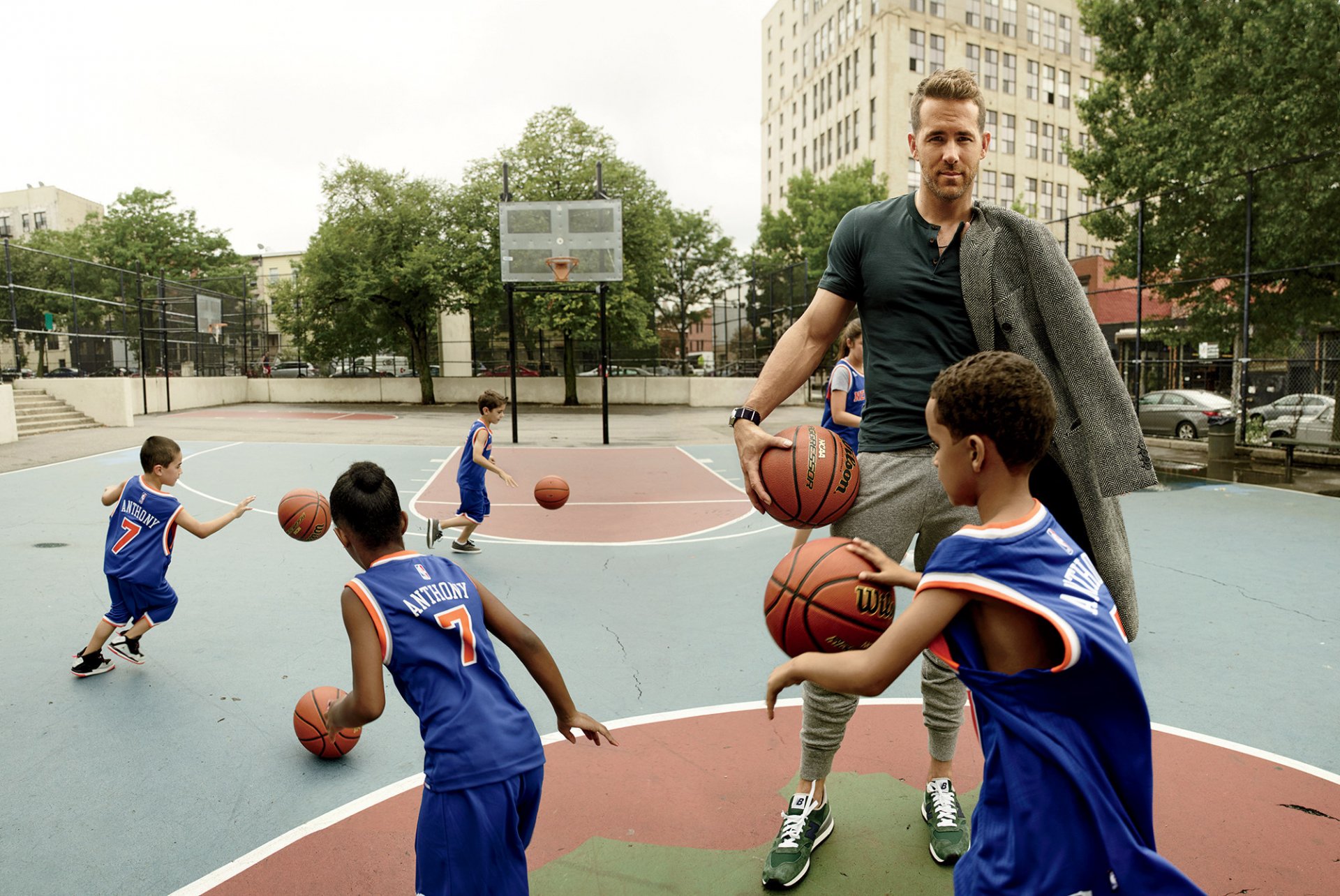 ryan reynolds aktor dzieci piłki sport boisko koszykówka sesja zdjęciowa peggy orphan gq