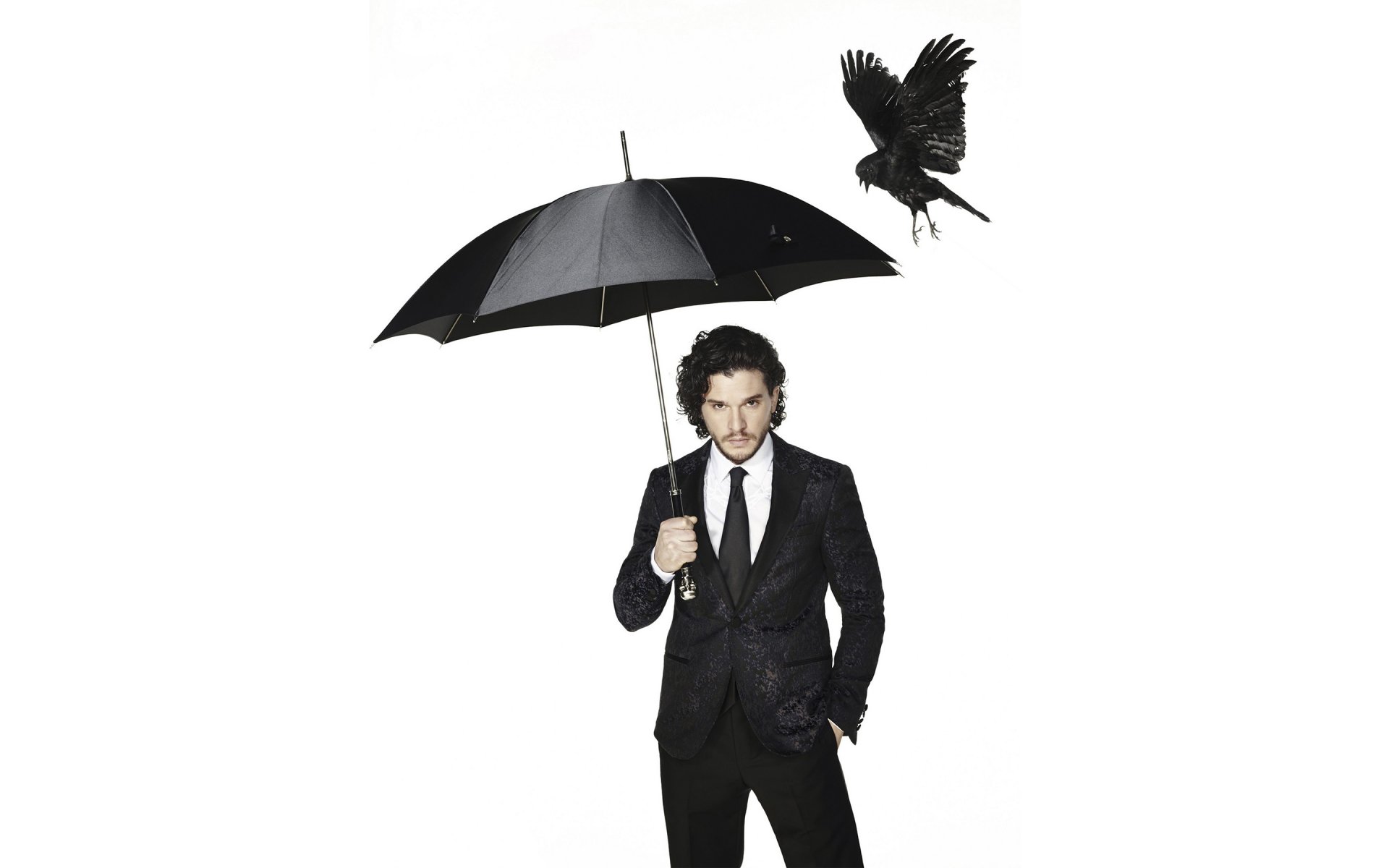 kit harrington harrington kit schauspieler fotoshooting anzug schwarz regenschirm vogel krähe weißer hintergrund fotograf dean chalkley zeitung beobachter 2015