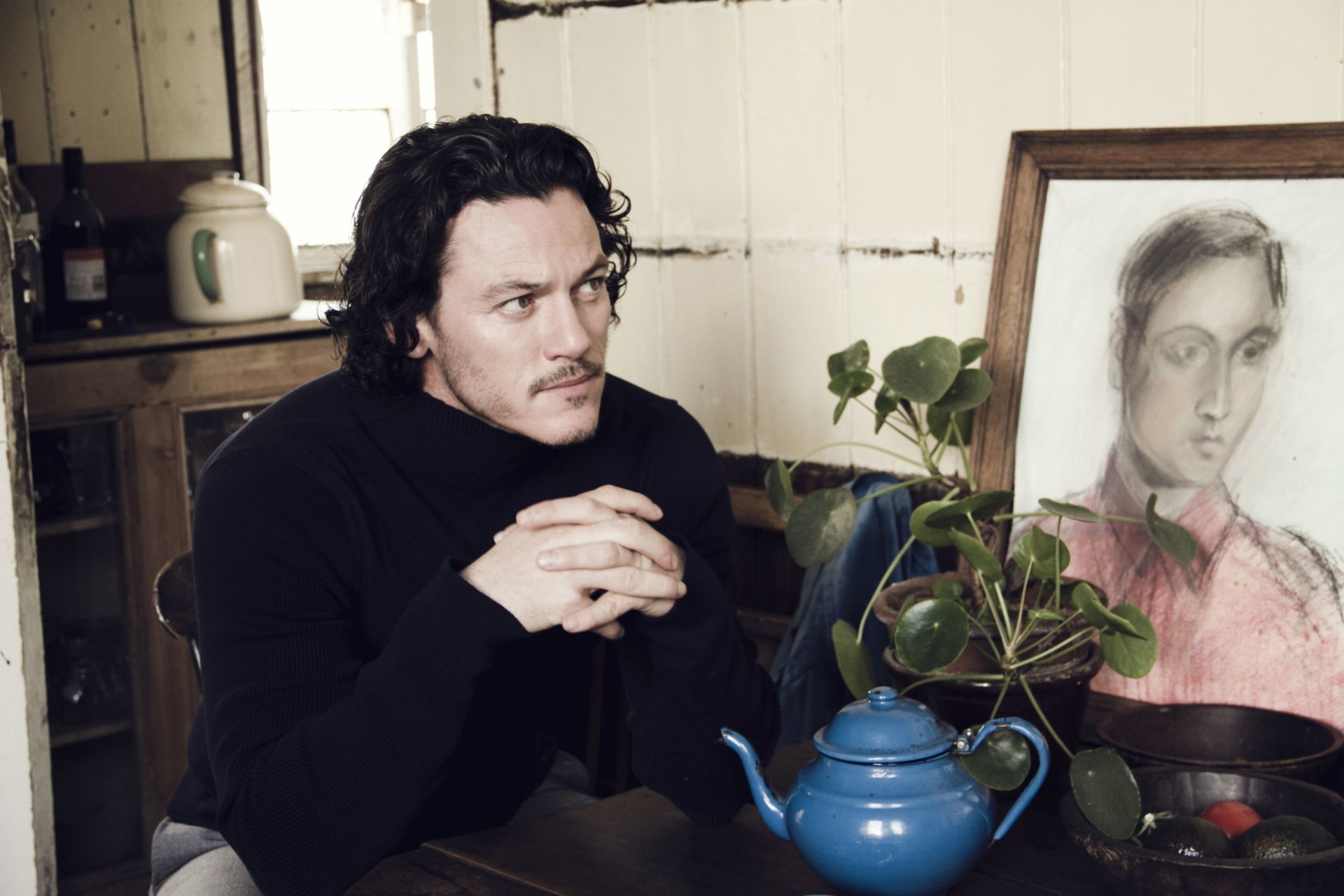 luke evans uomo ritratto riccioli