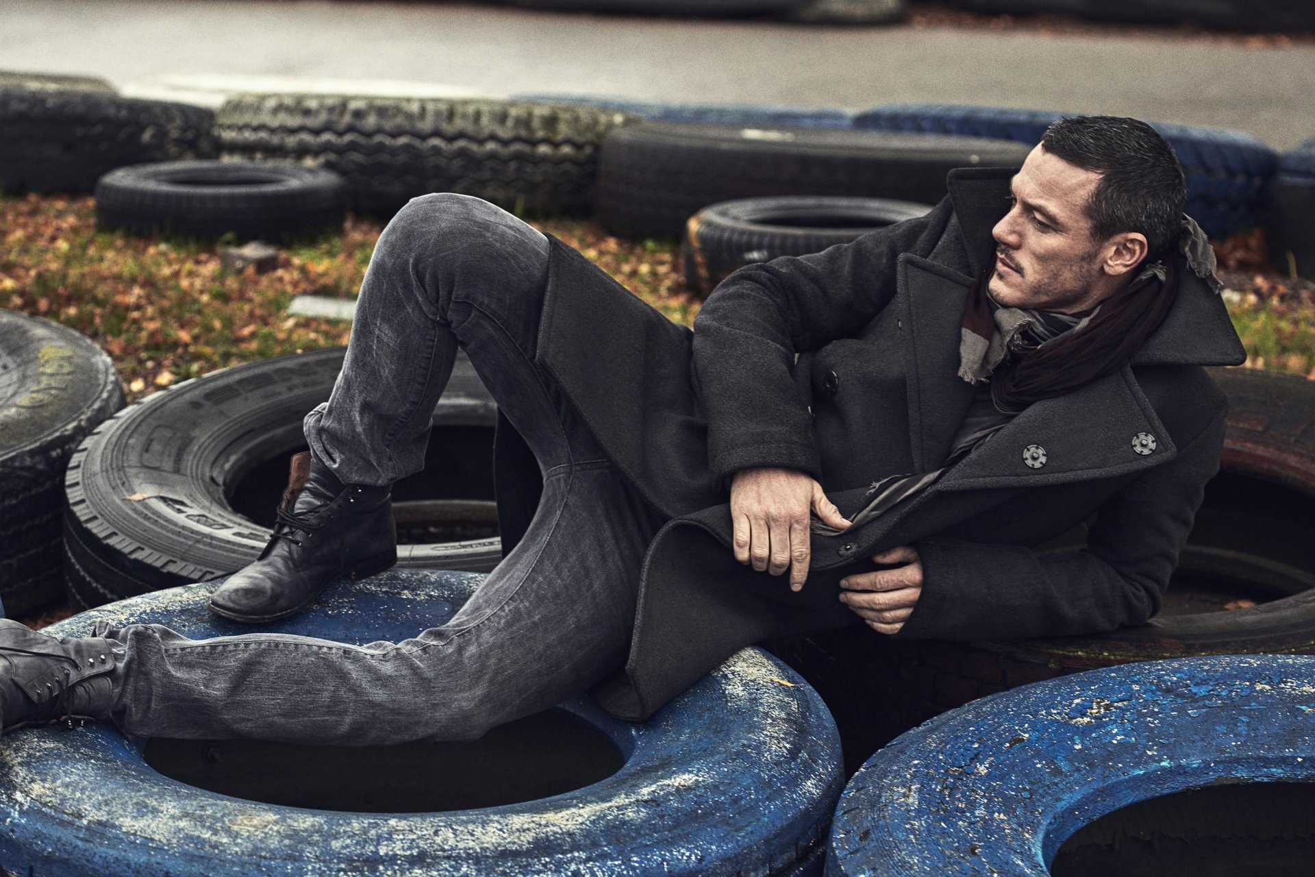 luke evans homme pneus manteau