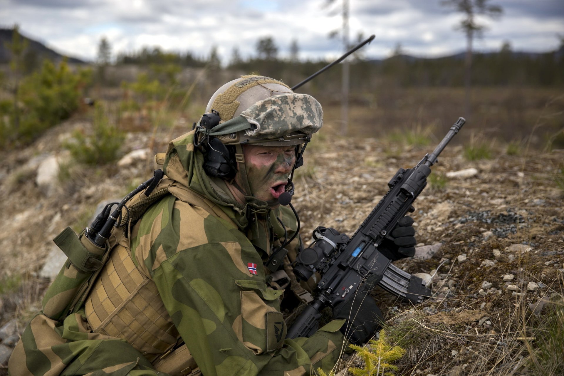 norwegian army men weapon