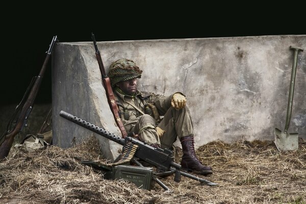 A tired soldier behind the barricades with a pulimet