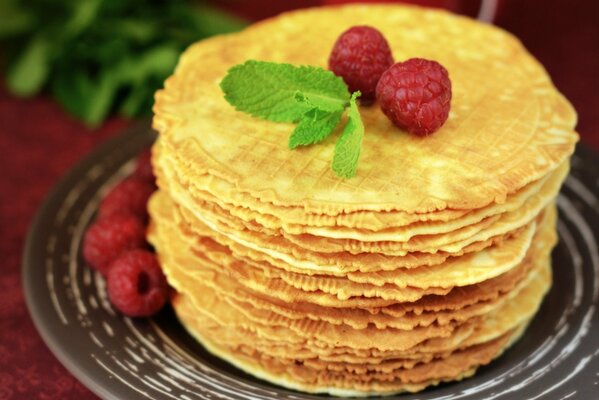 Stapel von heißen, herzhaften Pfannkuchen