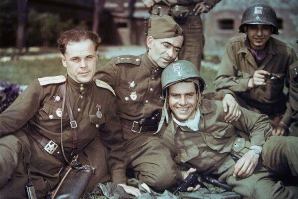 Des soldats de bonne humeur en uniforme américain