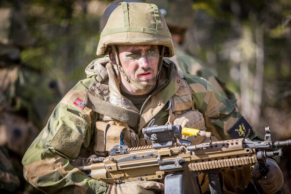 Un soldado cansado después de los ejercicios