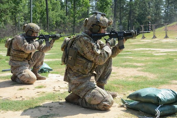 Soldaten in der Armee mit Waffen bei Übungen