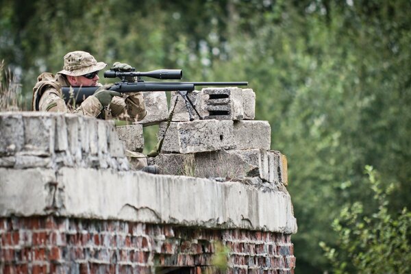 Francotirador con rifle de largo alcance en el ejercicio