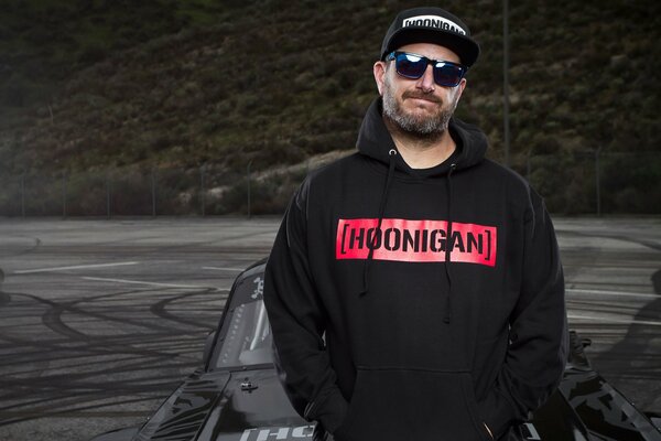 Renner Ken Block mit Brille