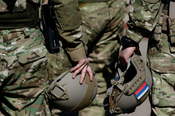 Helme in den Händen russischer Soldaten