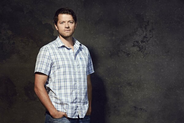 Attore Misha Collins in camicia in studio