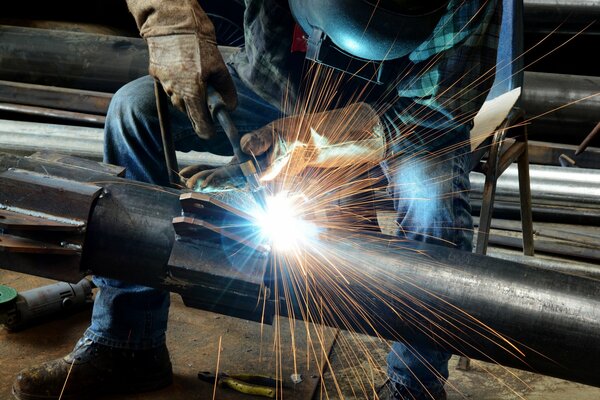 Die Arbeit eines Schweißers in einem metallurgischen Kombinat