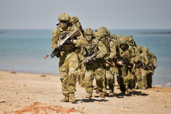 Soldats sur le débarquement sur l eau